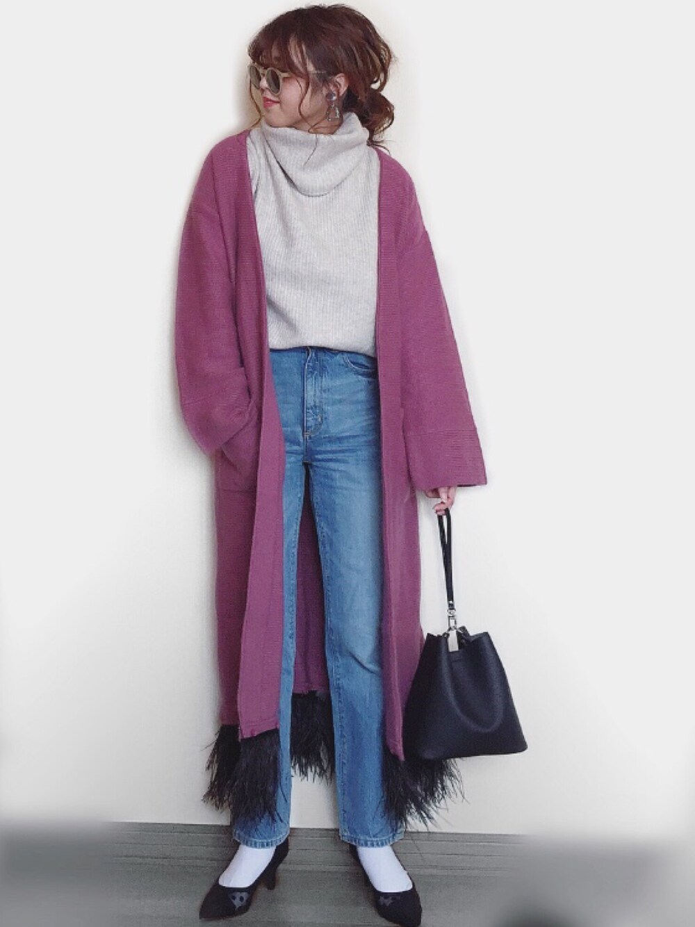 「ladymade、ガウン、ロングカーディガン、オフタートル、タートルネック、パープル、SonnyLabel、サニーレーベル、ストレートデニム、outerfes」｜「LADYMADEのフェザー付ロングガウン（カーディガン/ボレロ、パープル系）」を使った、Miiさん（レディース・159cm）の秋コーディネートの1枚目の写真