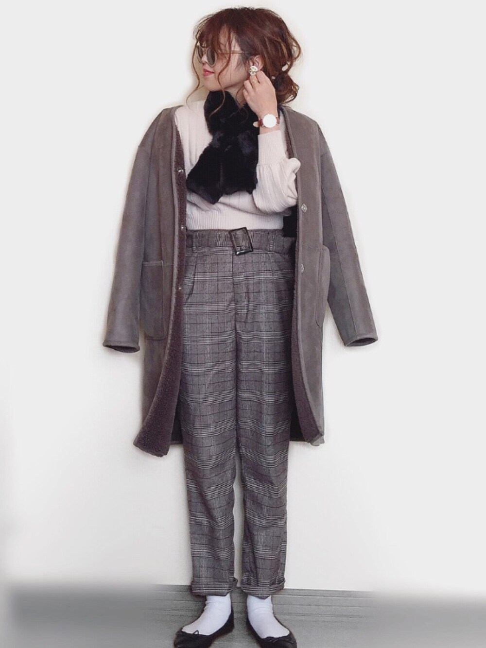 「SonnyLabel、サニーレーベル、fun&daily、Rouge vif la cle(Rouge vif la cle)、Rougevif、ルージュヴィフ、ルージュ･ヴィフ ラクレ(Rouge vif la cle)、ムートンコート、ファーティペット、ファーマフラー」｜「URBAN RESEARCH Sonny Labelのフェイクムートンリバーコート（その他アウター、グレー系）」を使った、Miiさん（レディース・159cm）の秋コーディネートの1枚目の写真
