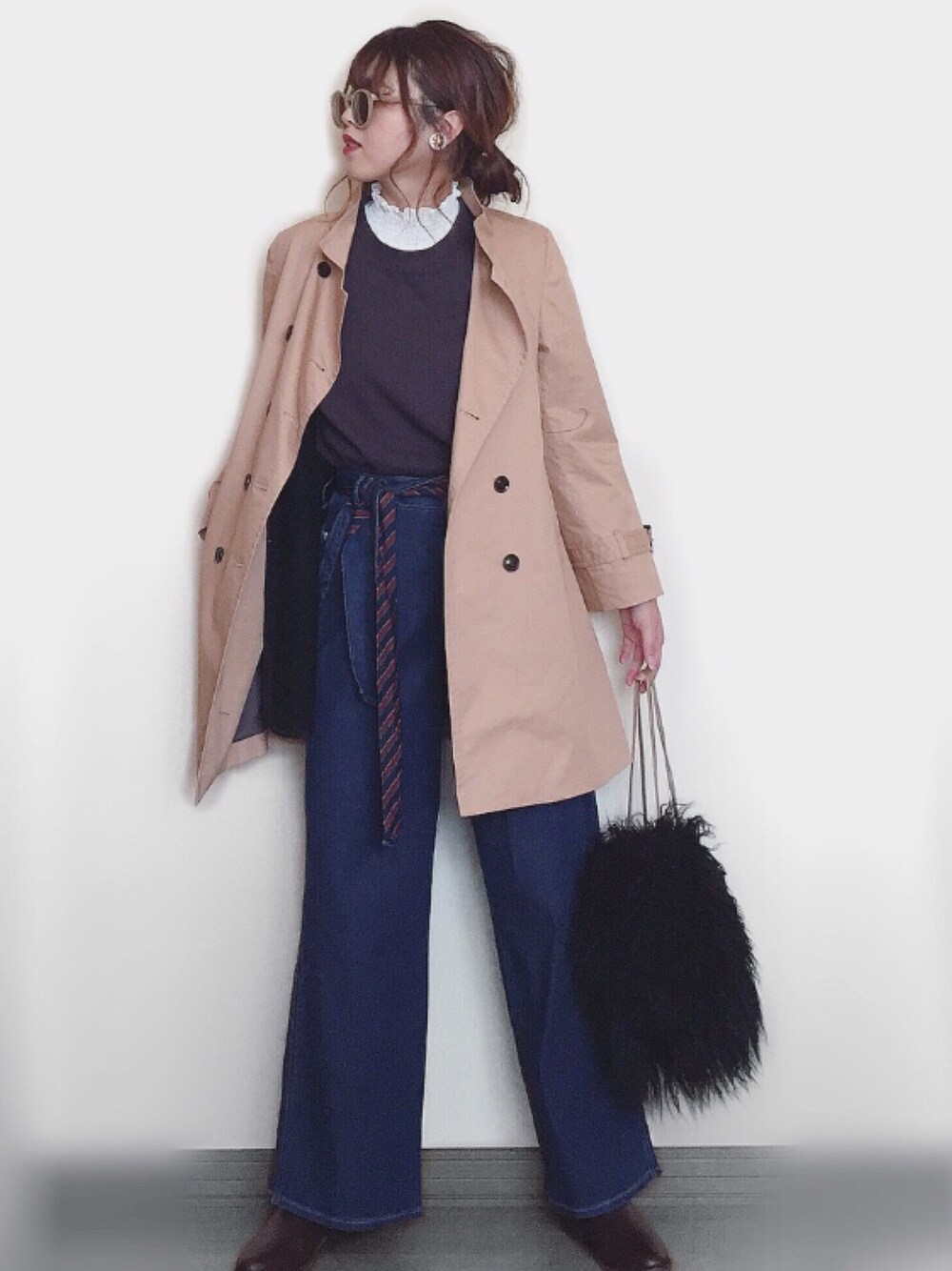 「Rouge vif la cle(Rouge vif la cle)、ルージュ･ヴィフ ラクレ(Rouge vif la cle)、Rougevif、ルージュヴィフ、フリルネック、ワッフル、ワッフルカットソー、ワイドデニム、スタンドカラー、ファーバッグ」｜「DHOLICのシャーリングハイネックブラウス（シャツ/ブラウス、ホワイト系）」を使った、Miiさん（レディース・159cm）の冬コーディネートの1枚目の写真