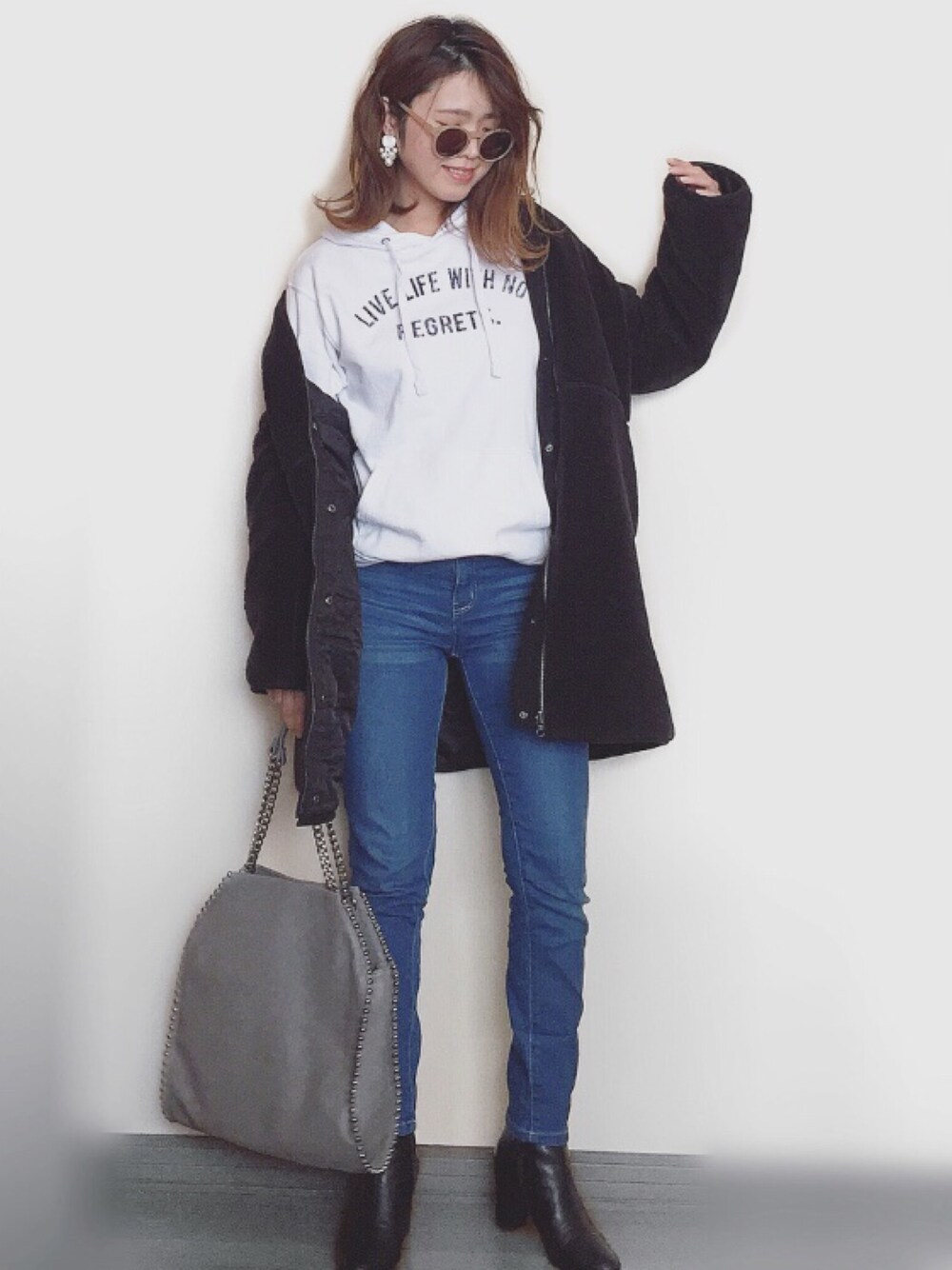 「ketty cherie、ケティシェリー、ボアコート、ノーカラーコート、パーカー、白パーカー、ロゴパーカー、スキニーデニム、ショートブーツ、チェーンバッグ」｜「ketty cherieのバイウォームリバーシブルコート（その他アウター、ブラック系）」を使った、Miiさん（レディース・159cm）の冬コーディネートの1枚目の写真