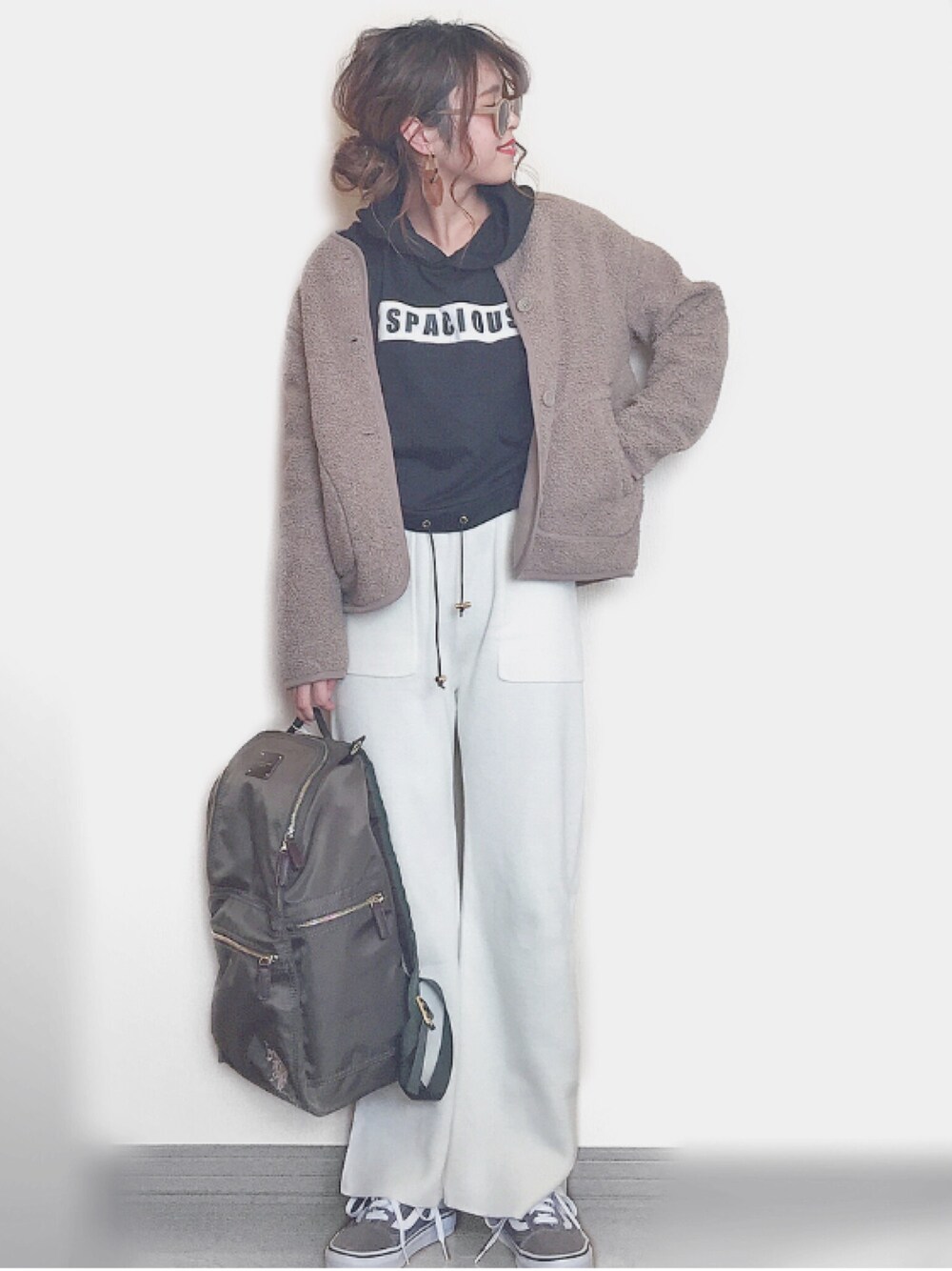 「USポロ、UNIQLO、GU、フリース、ボアジャケット、パーカー、リブパンツ、ニットパンツ、オールドスクール、バックパック」｜「UNIQLOのフリースノーカラージャケット（長袖）（その他アウター、ベージュ系）」を使った、Miiさん（レディース・159cm）の冬コーディネートの1枚目の写真