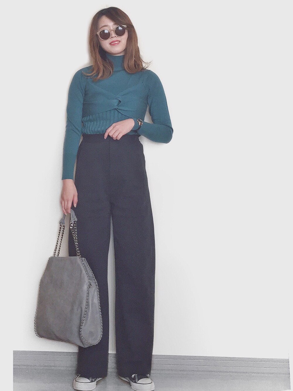 「シンプルコーデ、UNIQLO、UNIQLO U、コットンダブルフェイスパンツ、ハイウエスト、ハイウエストパンツ、ワイドパンツ、リブニット、カラーニット、チェーンバッグ」｜「LADYMADEのフロントツイストリブニット（ニット/セーター、グリーン系）」を使った、Miiさん（レディース・159cm）の冬コーディネートの1枚目の写真