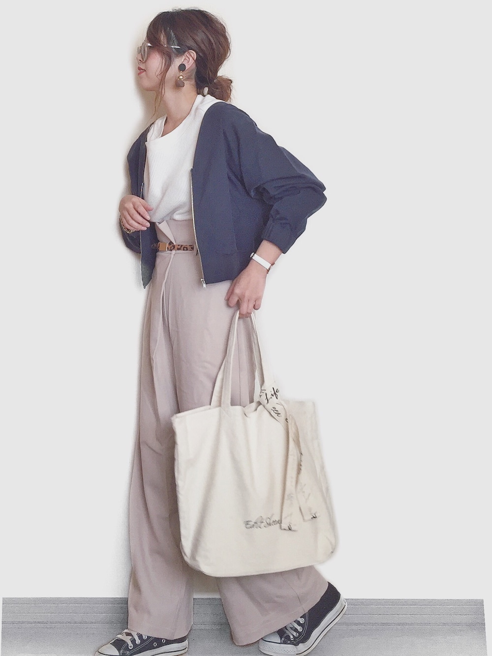 「SonnyLabel、サニーレーベル、ショート丈、ブルゾン、ワイトパンツ、ドルマンスリーブ、ボリューム袖、春コーデ、ワッフルクルーネックＴ、ハイウエスト」｜「URBAN RESEARCH Sonny Labelのドルマンジップブルゾン（ブルゾン、ブルー系）」を使った、Miiさん（レディース・159cm）の冬コーディネートの1枚目の写真
