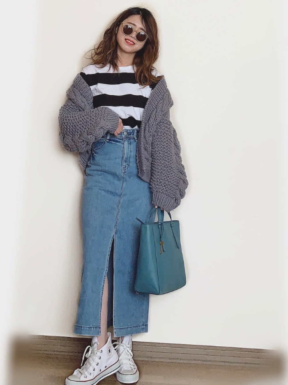 「ケーブルニット、ニットカーディガン、ボーダートップス、デニムスカート、YANUK、ヤヌーク、Fossil、FOSSILSTYLE、フォッシル、白スニーカー」｜「audrey and john wadの手編みペルーニット ケーブルニットカーディガン（カーディガン/ボレロ、グレー系）」を使った、Miiさん（レディース・159cm）の春コーディネートの1枚目の写真