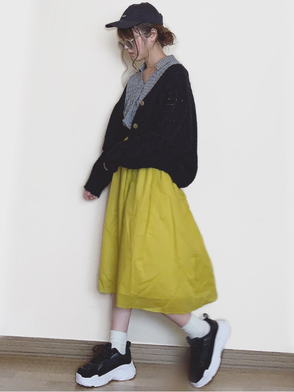 「LIPSTAR、リップスター、fredyandgloster、フレディアンドグロスター、fredy emue、フレディエミュ、ギンガムチェック、カラースカート、ダッドスニーカー、ニットカーディガン」｜「LIPSTARのバックネジリスキッパーブラウス（シャツ/ブラウス、ブラック系）」を使った、Miiさん（レディース・159cm）の春コーディネートの1枚目の写真