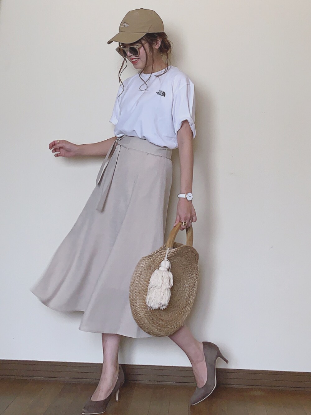 「nolleys、ノーリーズ、イチヨンプラス、白Tシャツ、ロゴT、フレアスカート、vivian 、ZARA、キャップ、大人カジュアル」｜「14+のStudio刺繍ローCAP 14+オリジナル ローキャップ レディース 帽子 BIG キャップ（キャップ、ベージュ系）」を使った、Miiさん（レディース・159cm）の春コーディネートの1枚目の写真