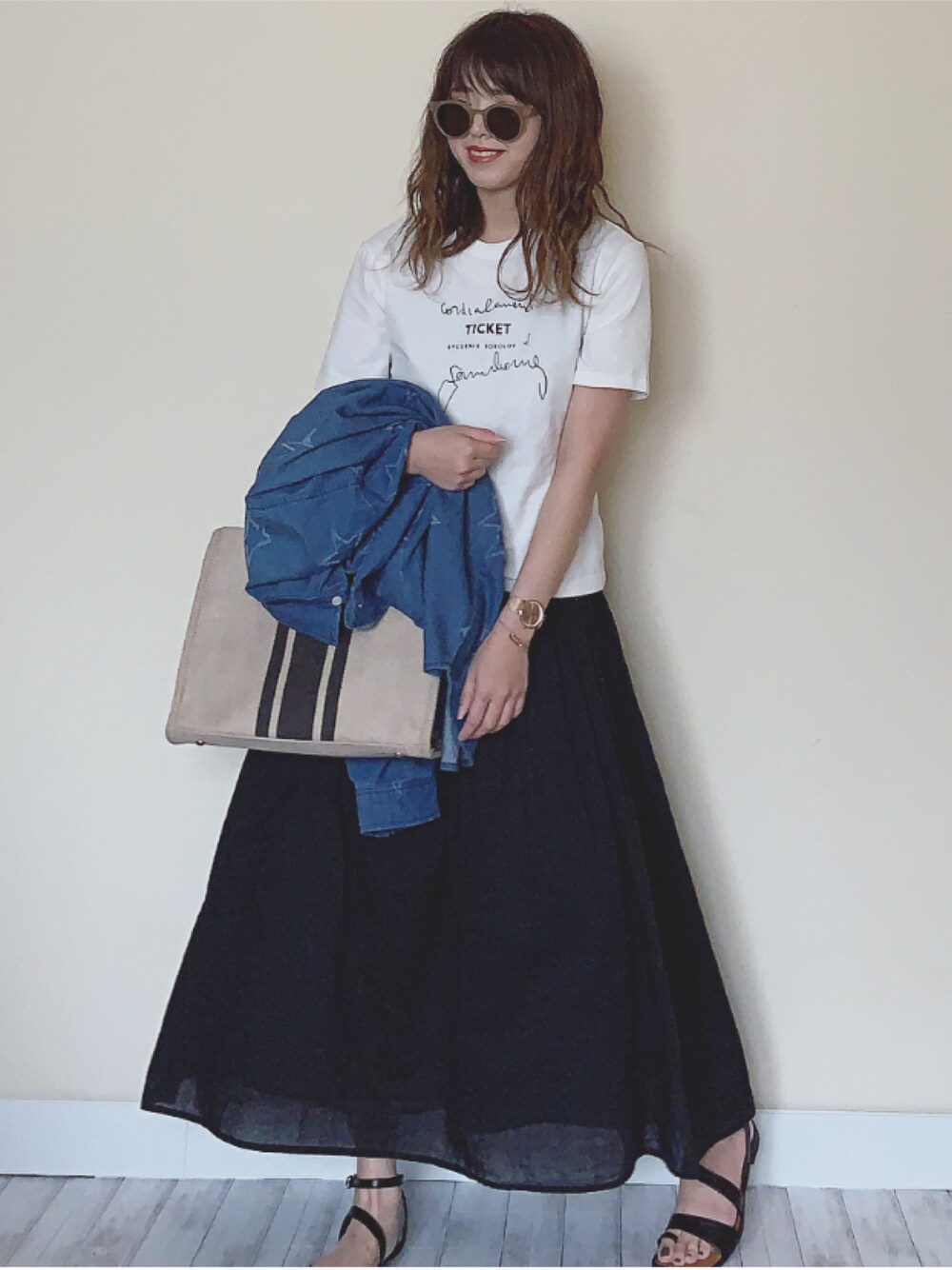 「春夏コーデ、KBF、ケービーエフ、マキシ丈ワンピース、ロングワンピース、デニムシャツ、LIPSTAR、リップスター、SKAGEN、myskagen」｜「KBFのギャザータンクマキシワンピース（ワンピース、ブラック系）」を使った、Miiさん（レディース・159cm）の春コーディネートの1枚目の写真
