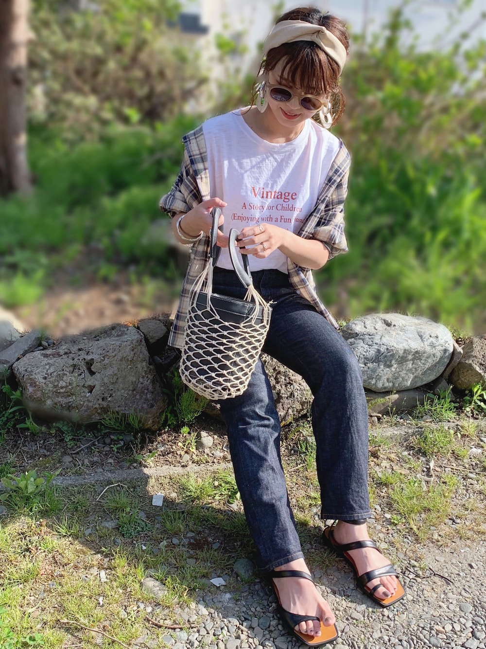 「pairpair、ペアペア、ロゴT、白Tシャツ、ストレートデニム、デニム、ストラップサンダル、ネットバッグ、ターバン、チェックシャツ」｜「SaaChaのvintageロゴTシャツ（Tシャツ/カットソー、ホワイト系）」を使った、Miiさん（レディース・159cm）の春コーディネートの1枚目の写真
