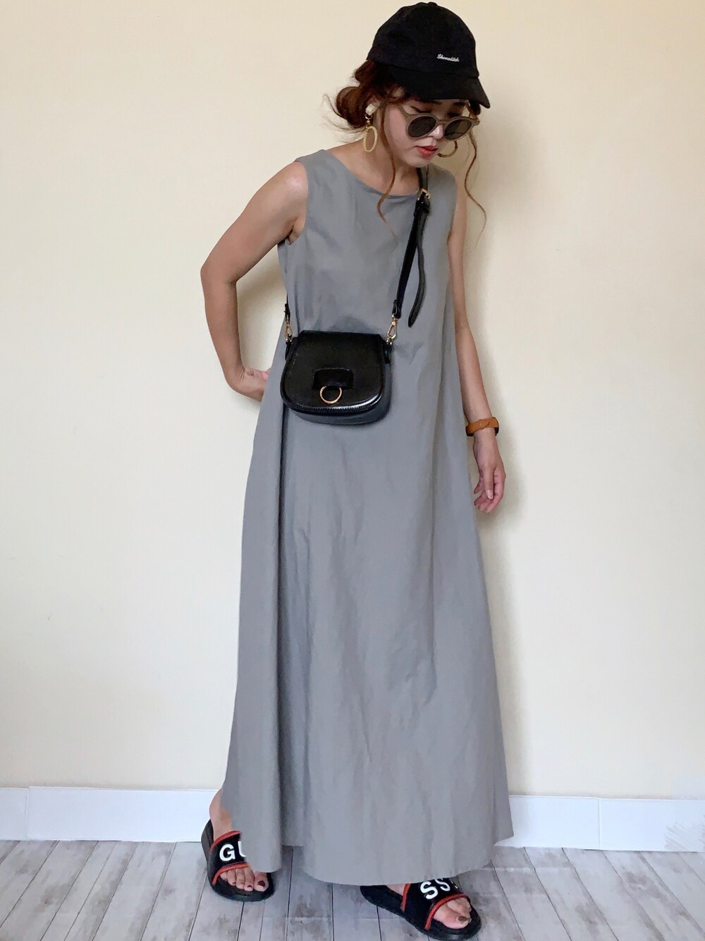 「SonnyLabel、サニーレーベル、guess、uspolo、USポロ、マキシ丈ワンピース、リネンワンピース、リネン、休日コーデ、キャップ」｜「URBAN RESEARCH Sonny Labelのフレンチリネンテントワンピース（ワンピース、グレー系）」を使った、Miiさん（レディース・160cm）の夏コーディネートの1枚目の写真