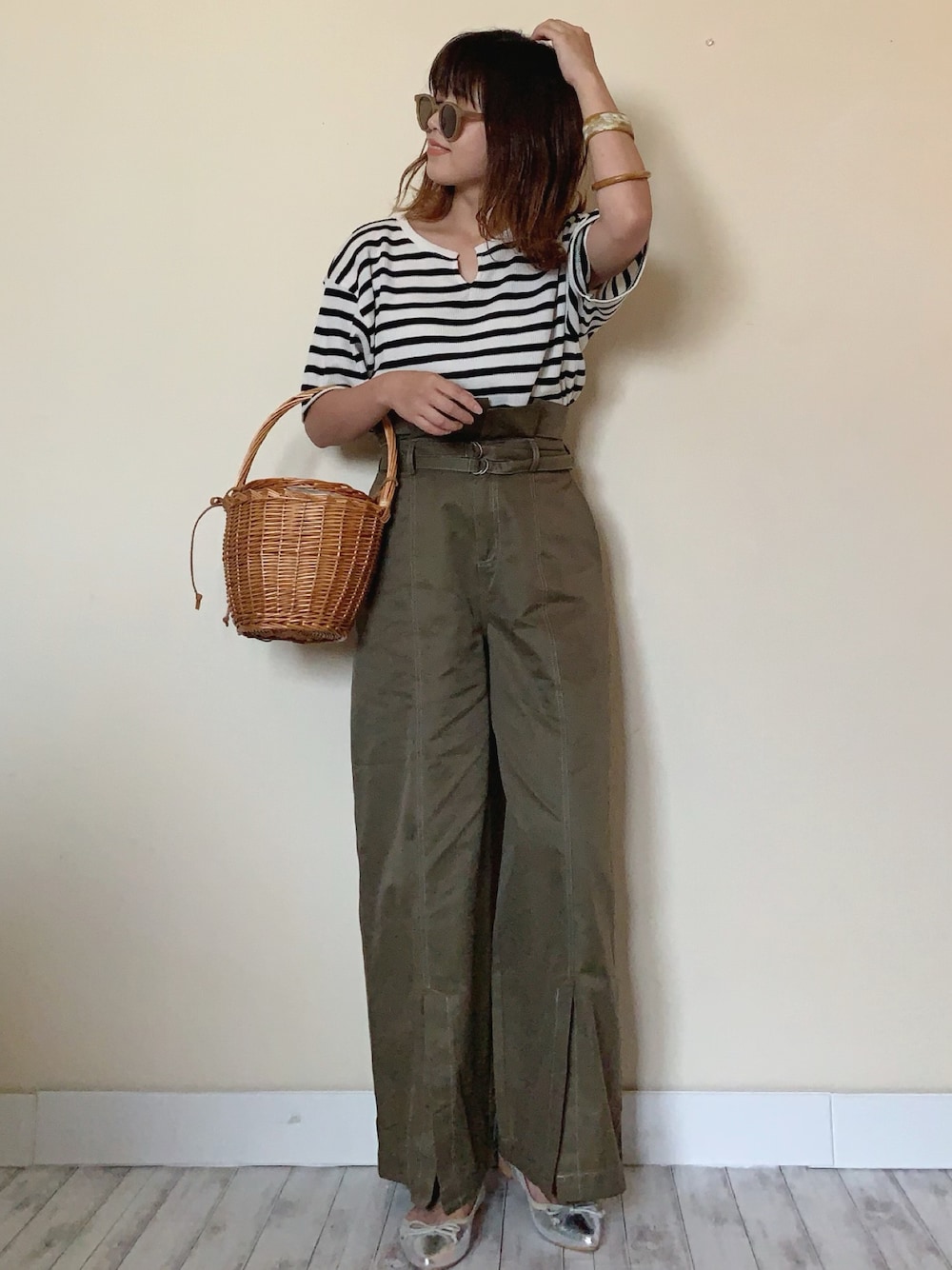 「pairpair、ワッフル、キーネック、スリットパンツ、ハイウエストパンツ、ワイドパンツ、バレエシューズ、かごバッグ、ボーダー、ボーダートップス」｜「PairPairのボーダー柄ワッフルキーネック5部袖Tシャツ（Tシャツ/カットソー、ブラック系）」を使った、Miiさん（レディース・159cm）の夏コーディネートの1枚目の写真