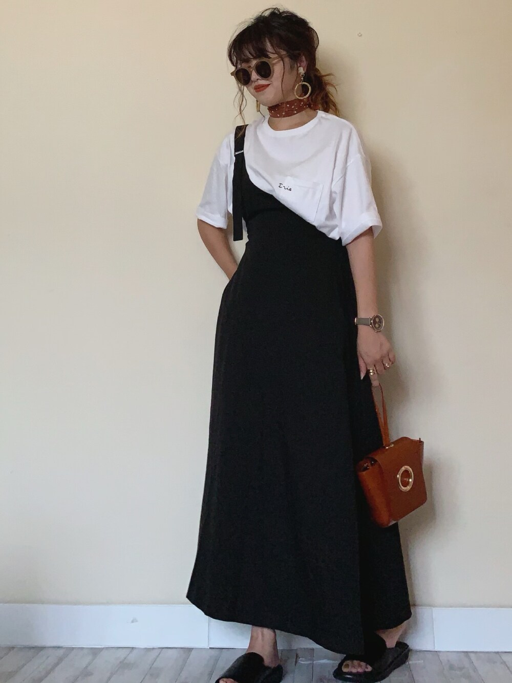 「ワンショルダー、サロペットスカート、ロゴT、ポケットＴシャツ、ポケT、furla、フルラ、fitflop、スカーフ、スカーフアレンジ」｜「LIBRÉMのバックプリント刺繍ロゴ ポケTee（Tシャツ/カットソー、ホワイト系）」を使った、Miiさん（レディース・159cm）の夏コーディネートの1枚目の写真