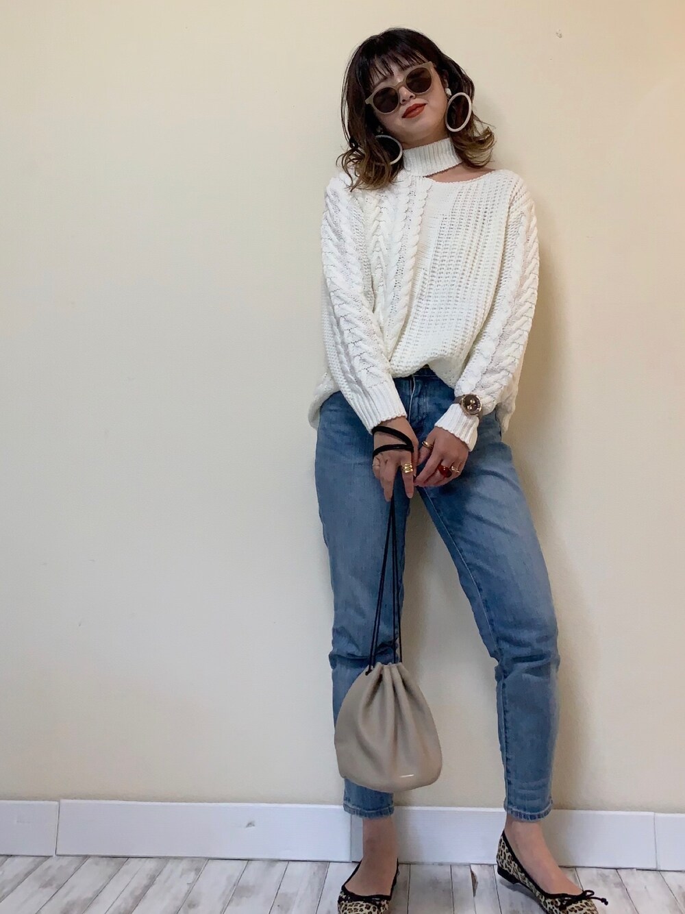 「大人カジュアル、ワンショルダー、ワンショルニット、ケーブルニット、白ニット、zozoデニム、バレエシューズ、レオパード、テーパードパンツ、テーパードデニム」｜「LIBRÉMのワンショルケーブルニット（ニット/セーター、ホワイト系）」を使った、Miiさん（レディース・159cm）の秋コーディネートの1枚目の写真