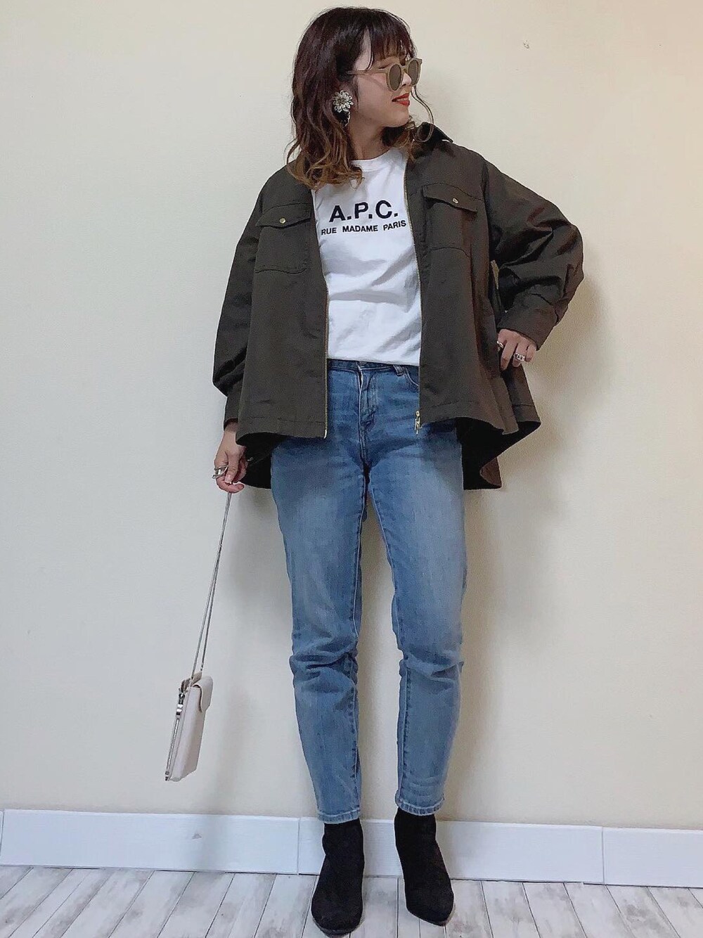 「秋コーデ、stylebar、FREAK’Ｓ STORE、A.P.C.、ロゴT、ミリタリージャケット、ブルゾン、ソックス➕ブーツ、テーパードデニム、カーキアウター」｜「A.P.C.のT-SHIRT RUE MADAME 19PC JPS（Tシャツ/カットソー、ホワイト系）」を使った、Miiさん（レディース・159cm）の秋コーディネートの1枚目の写真
