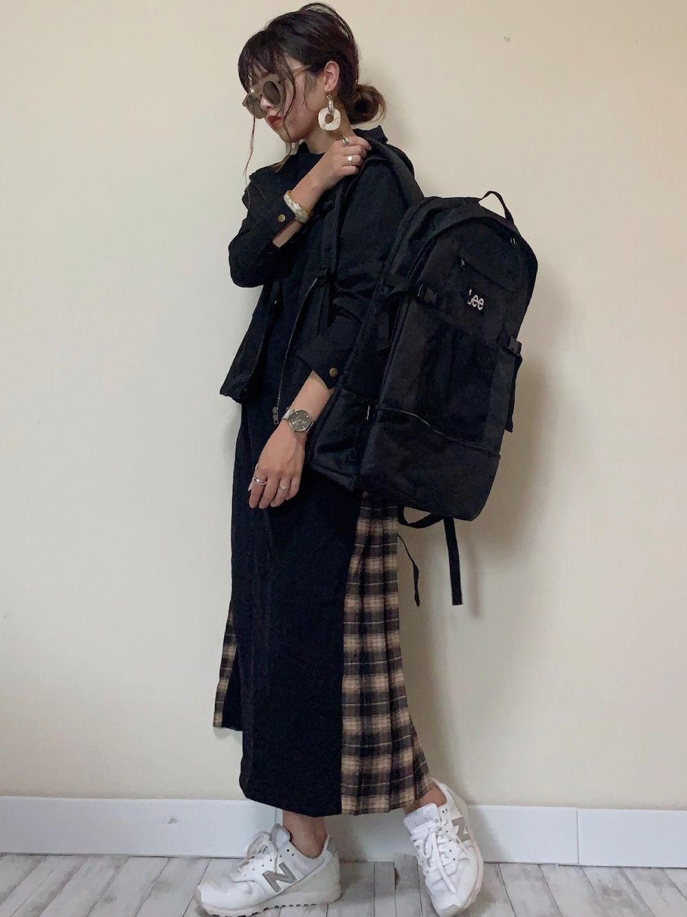 「チェック柄、ロングワンピース、でかリュック、ビッグシルエット、LEE、SonnyLabel、サニーレーベル、マウンテンパーカー、socolla、MAYSON GREY」｜「URBAN RESEARCH Sonny Labelのマウンテンパーカー（マウンテンパーカー、ブラック系）」を使った、Miiさん（レディース・159cm）の秋コーディネートの1枚目の写真
