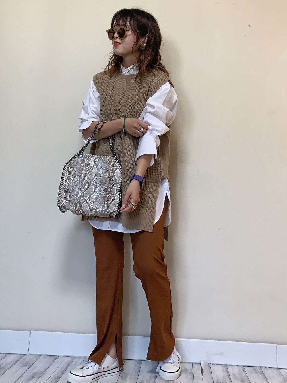 「LIPSTAR、リップスター、SKAGEN、myskagen、ニットベスト、白シャツ、スリットパンツ、パイソン柄、ラテカラー、白スニーカー」｜「LIPSTARの【セット商品】スリットチュニックニットベスト×ロングTシャツ（ベスト、ベージュ系）」を使った、Miiさん（レディース・159cm）の秋コーディネートの1枚目の写真
