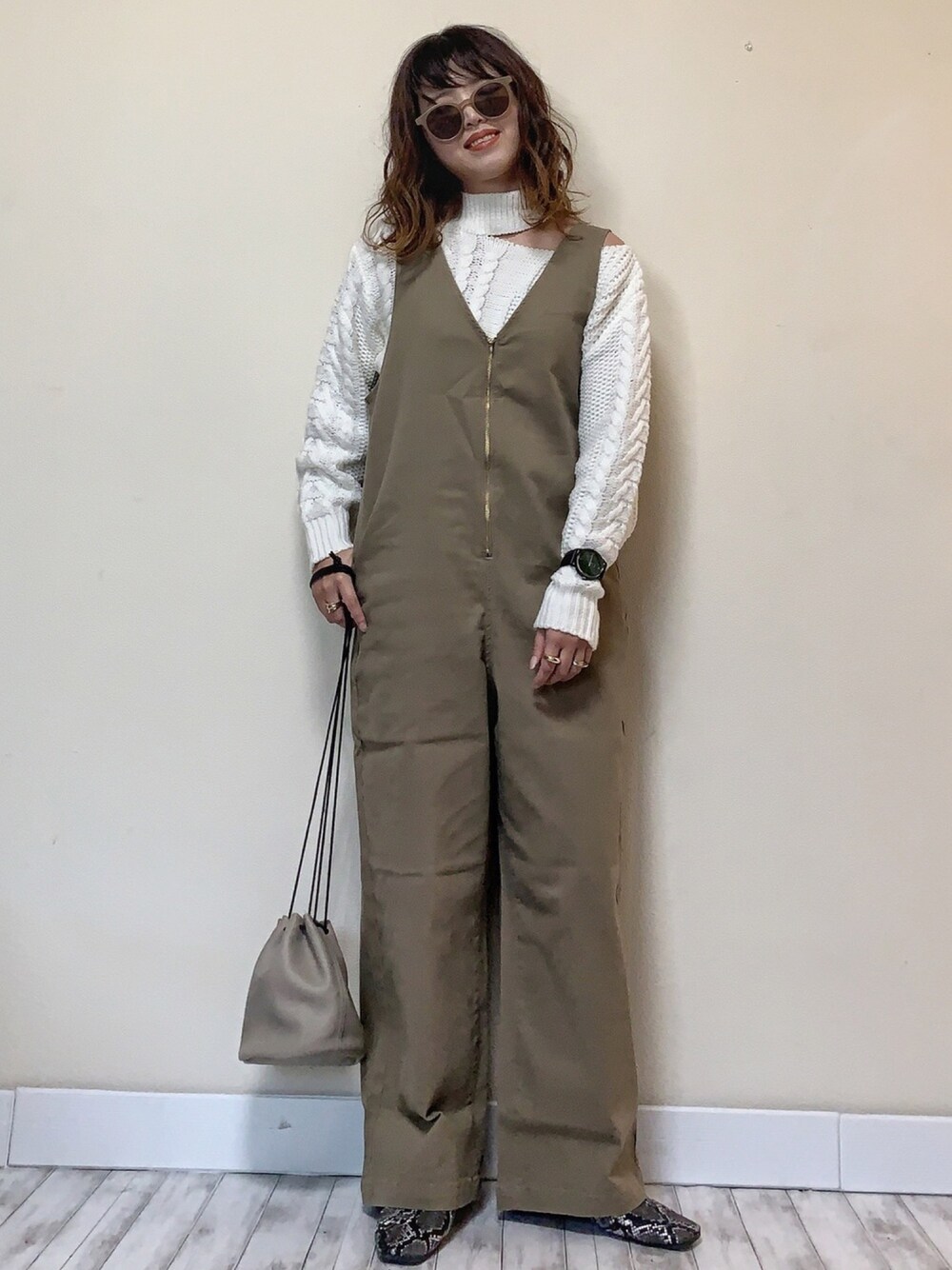 「オールインワン、sheson、ケーブルニット、アシンメトリー、ワンショルダー、パイソン柄、ベージュコーデ、Fossil、FOSSILSTYLE、ムードウォッチ」｜「LIBRÉMのワンショルケーブルニット（ニット/セーター、ホワイト系）」を使った、Miiさん（レディース・159cm）の秋コーディネートの1枚目の写真
