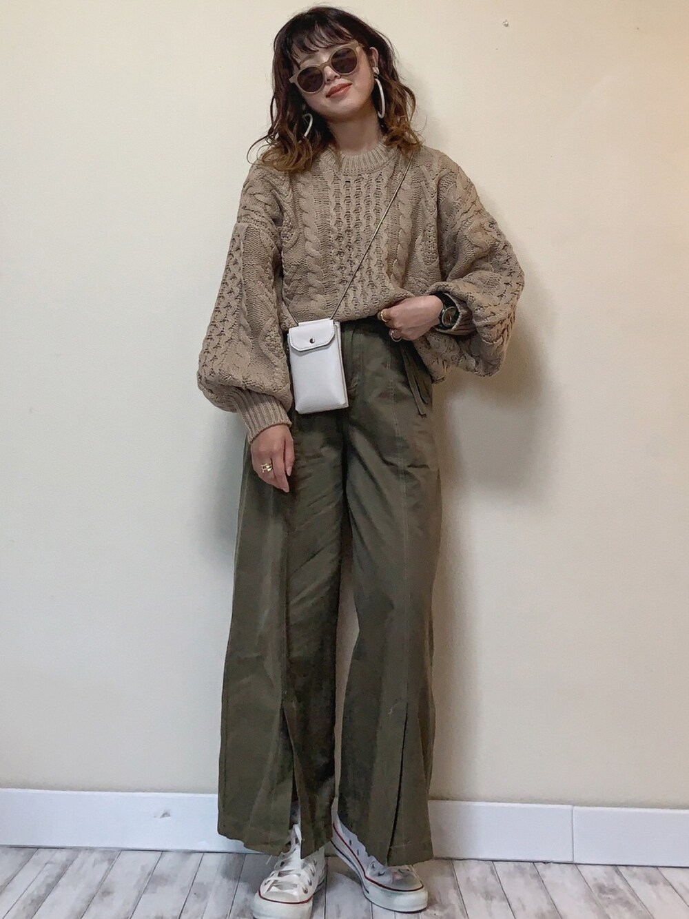 「ケーブルニット、kutir、ニット、ベージュ、カーキパンツ、GU、Fossil、FOSSILSTYLE、スリットパンツ、ムードウォッチ」｜「kutirのケーブルビッグニット（ニット/セーター、ベージュ系）」を使った、Miiさん（レディース・159cm）の秋コーディネートの1枚目の写真