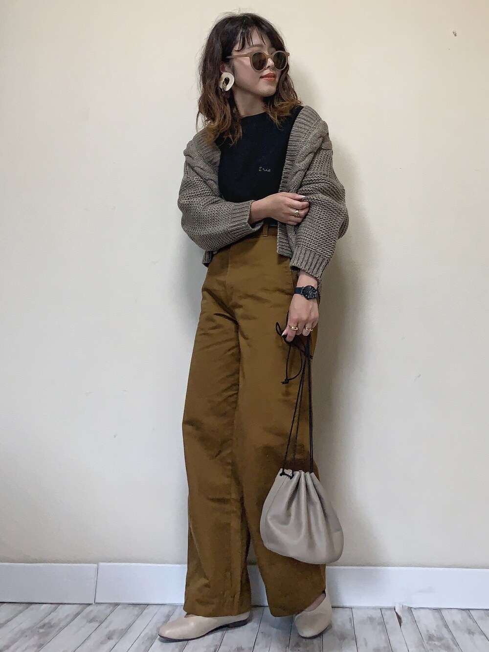 「秋コーデ、SonnyLabel、サニーレーベル、ｏｒｏｂｉａｎｃｏ、オロビアンコ、ワイドフィットカーブパンツ、チノパン、UNIQLO、UNIQLO U、ロゴT」｜「URBAN RESEARCH Sonny Labelのケーブルガウンニット（カーディガン/ボレロ、ブラウン系）」を使った、Miiさん（レディース・159cm）の秋コーディネートの1枚目の写真