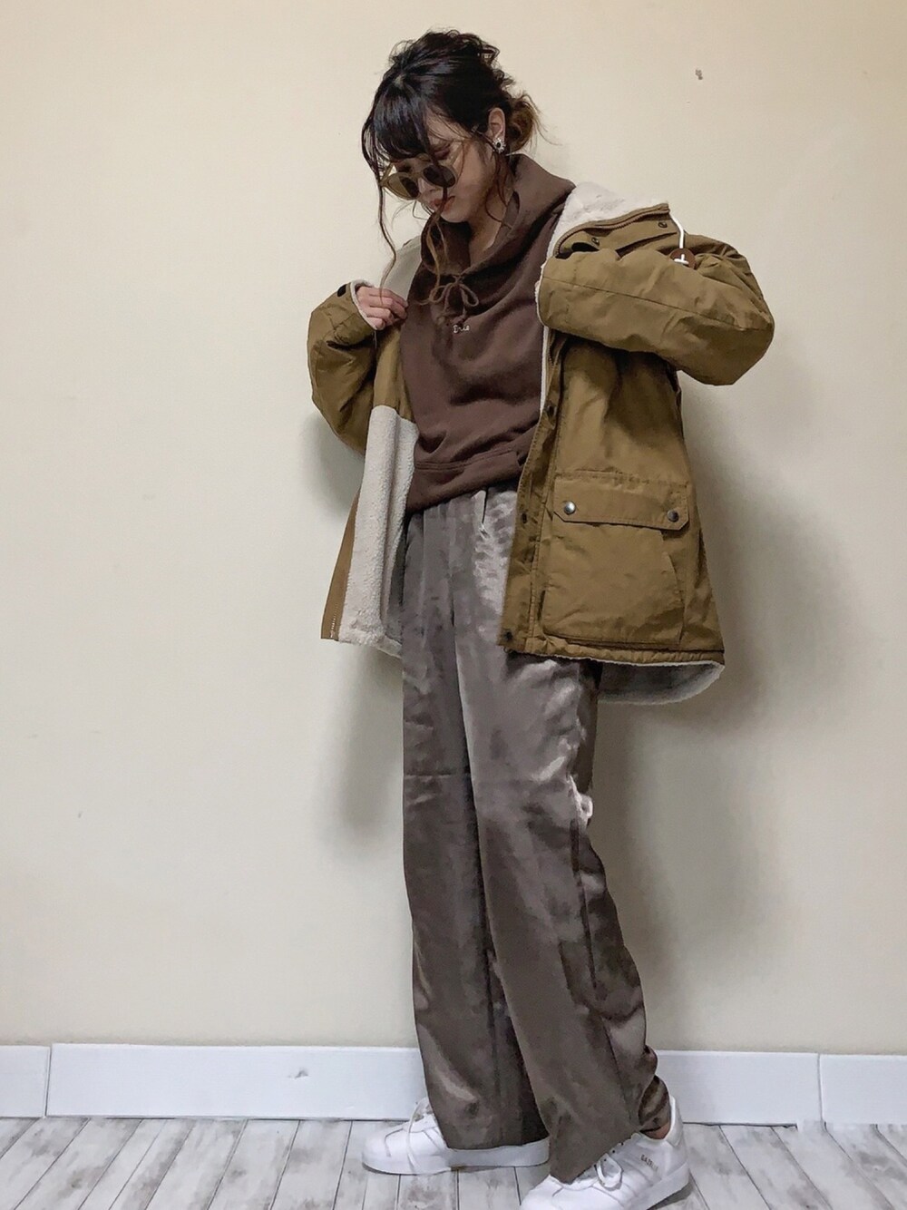 「ROOPTOKYO、マウンテンパーカー、ベージュコーデ、サテンパンツ、ブラウンコーデ、パーカー、ロゴパーカー、adidas、白スニーカー、オトナカジュアル」｜「KBFのサテンストレートイージーパンツ（その他パンツ、グレー系）」を使った、Miiさん（レディース・159cm）の秋コーディネートの1枚目の写真