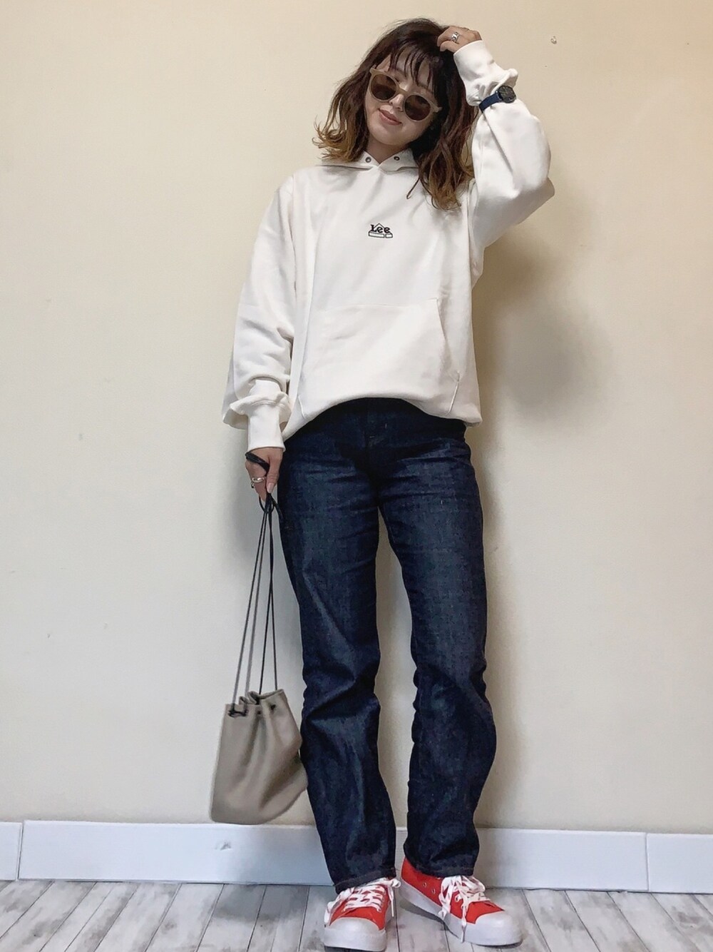 「ｏｒｏｂｉａｎｃｏ、オロビアンコ、LEE、シェアするパーカー、ロゴパーカー、インディゴデニム、guess、ゲス、スニーカー、白パーカー」｜「Leeの【WEB限定】着こなしを自由に選ぶ シェアするパーカー（パーカー、ホワイト系）」を使った、Miiさん（レディース・159cm）の秋コーディネートの1枚目の写真