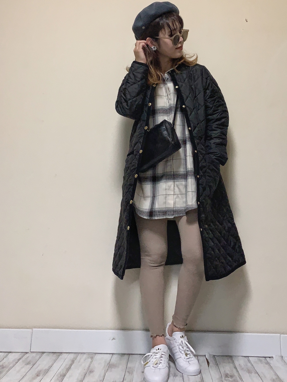 「Traditional Weatherwear、ARKLEY、トラディショナルウェザーウエア、ローレール、LAULHERE 、LIPSTAR、リップスター、ベレー帽、チェックシャツ、白スニーカー」｜「Traditional WeatherwearのARKLEY LONG（ノーカラージャケット、ブラック系）」を使った、Miiさん（レディース・159cm）の秋コーディネートの1枚目の写真