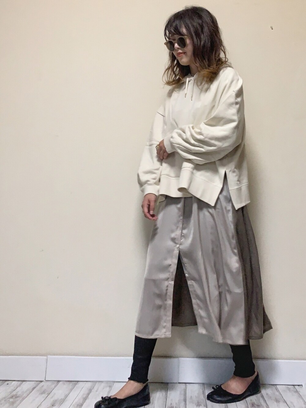 「Traditional Weatherwear、トラディショナルウェザーウエア、パーカー、シャツワンピ、サテンシャツ、ロングシャツ、リブレギンス、足袋バレエ、レイヤードスタイル、大人カジュアル」｜「Traditional Weatherwearの【ZOZOTOWN限定】BIG HOOD SLIT（パーカー、ベージュ系）」を使った、Miiさん（レディース・159cm）の秋コーディネートの1枚目の写真