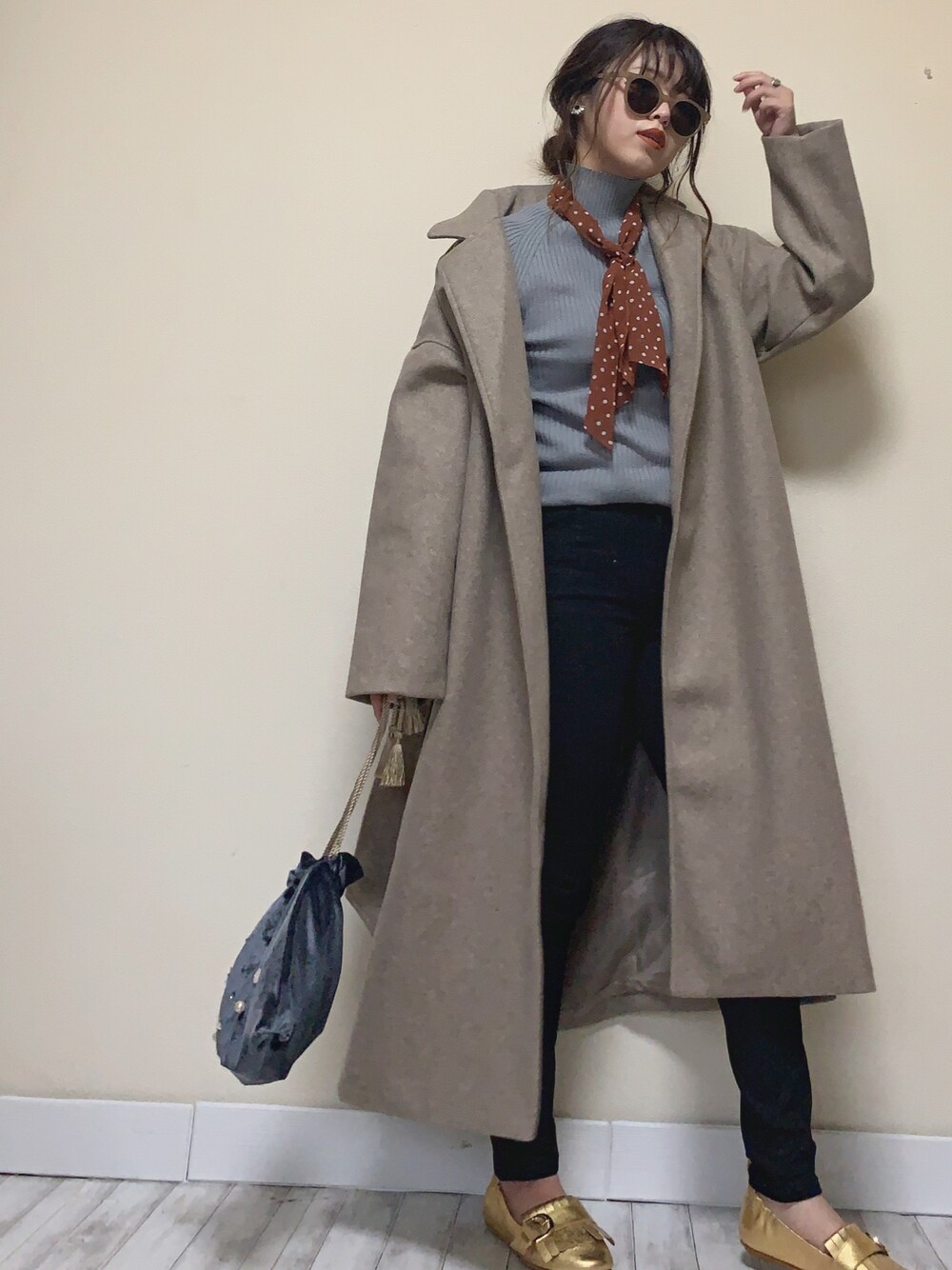 「Roomy's(Roomy's)、ガウン、ロングコート、LEE、ジェギンス、スキニーデニム、カラーニット、SENSEOFPLACE、fitflop、accommode」｜「Roomy'sのフェイクウールロングガウンコート（チェスターコート、ベージュ系）」を使った、Miiさん（レディース・159cm）の秋コーディネートの1枚目の写真
