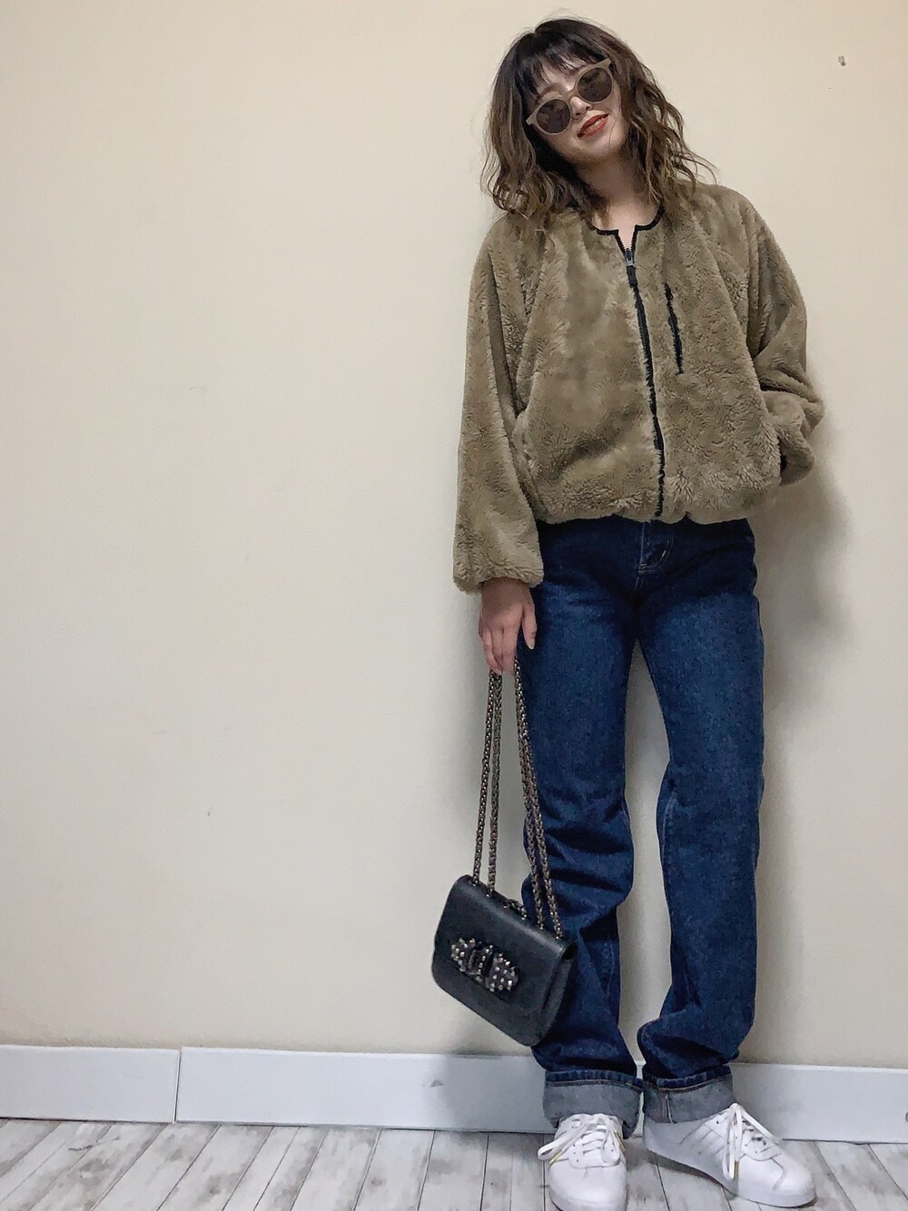 「SonnyLabel、EDWIN、ダッドジーンズ、ボアジャケット、ボアブルゾン、デニム、白スニーカー、エドウィン、サニーレーベル、ストレートデニム」｜「URBAN RESEARCH Sonny Labelの撥水リバーシブルボアブルゾン（ブルゾン、ベージュ系）」を使った、Miiさん（レディース・159cm）の冬コーディネートの1枚目の写真