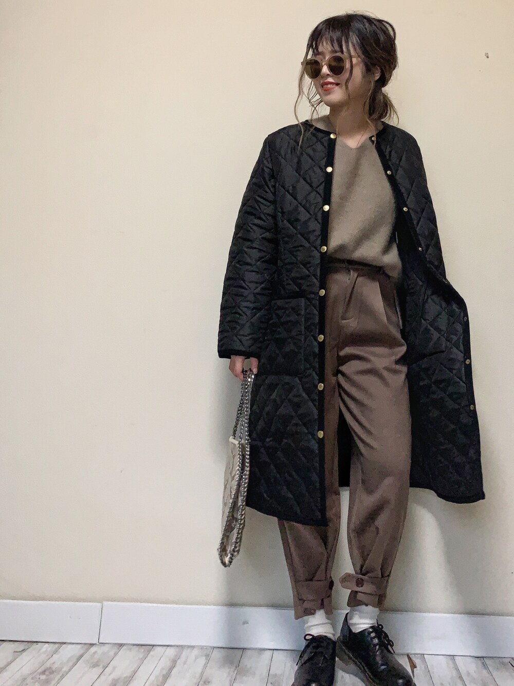 「Traditional Weatherwear、トラディショナルウェザーウエア、ARKLEY、nano・universe、ナノユニバース、ノーカラーコート、キルティングコート、ブラウンコーデ、レースアップシューズ、Vネックニット」｜「Traditional WeatherwearのARKLEY LONG（ノーカラージャケット、ブラック系）」を使った、Miiさん（レディース・159cm）の冬コーディネートの1枚目の写真