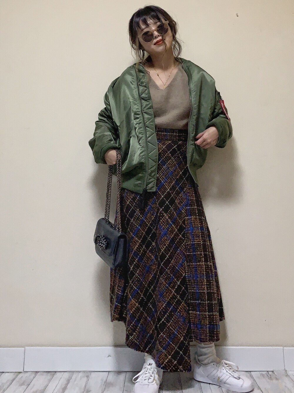 「alpha、MA-1、nano・universe、MAYSON GREY、メイソングレイ、socolla、ソコラ、カーキアウター、adidas、白スニーカー」｜「ALPHAの【MA-1】定番 MA-1 ナイロンジャケット（MA-1、グリーン系）」を使った、Miiさん（レディース・159cm）の冬コーディネートの1枚目の写真