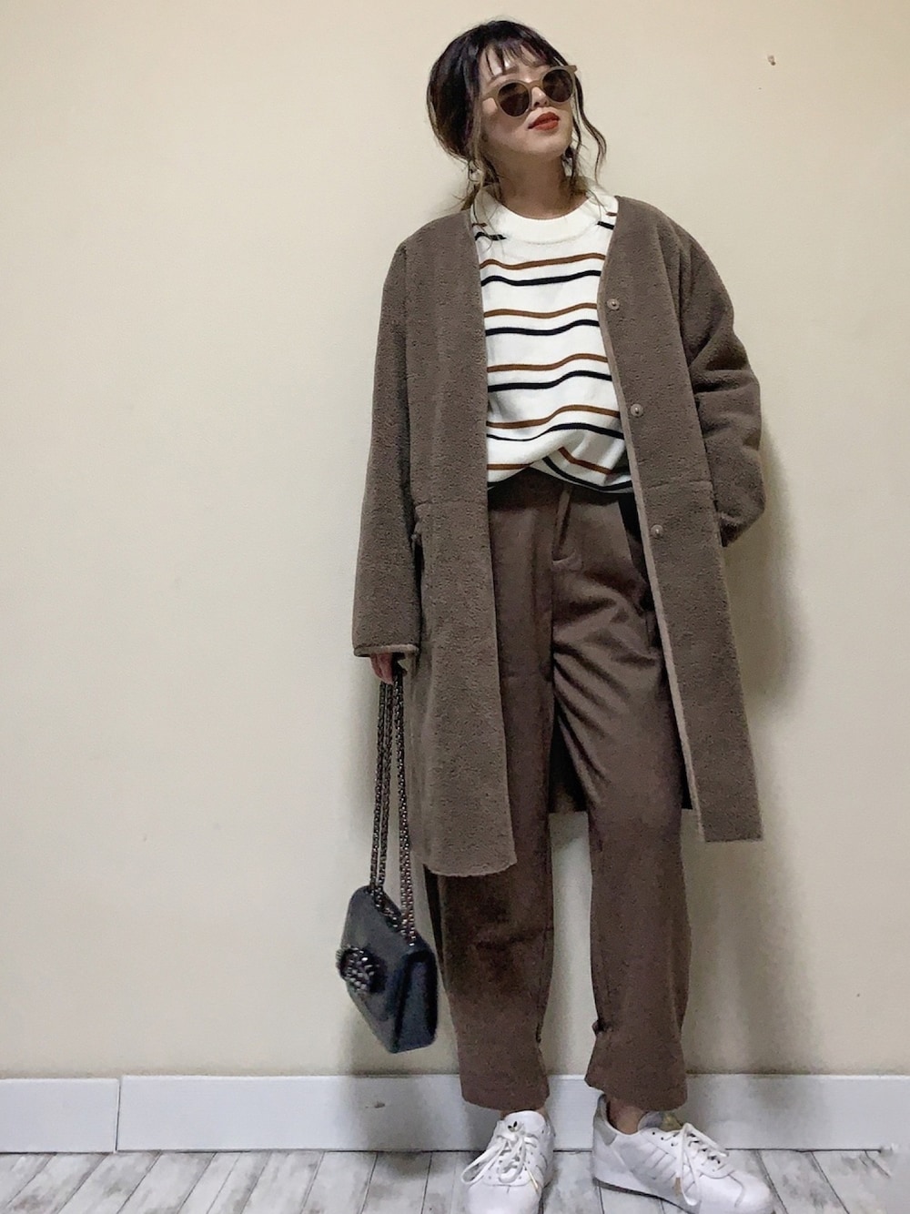 「SonnyLabel、サニーレーベル、ボアコート、ノーカラーコート、ボーダーニット、ボーダー、柄ニット、テーパードパンツ、白スニーカー、adidas」｜「URBAN RESEARCH Sonny Labelのフェイクムートンリバーシブルコート（ムートンコート、ブラウン系）」を使った、Miiさん（レディース・159cm）の冬コーディネートの1枚目の写真