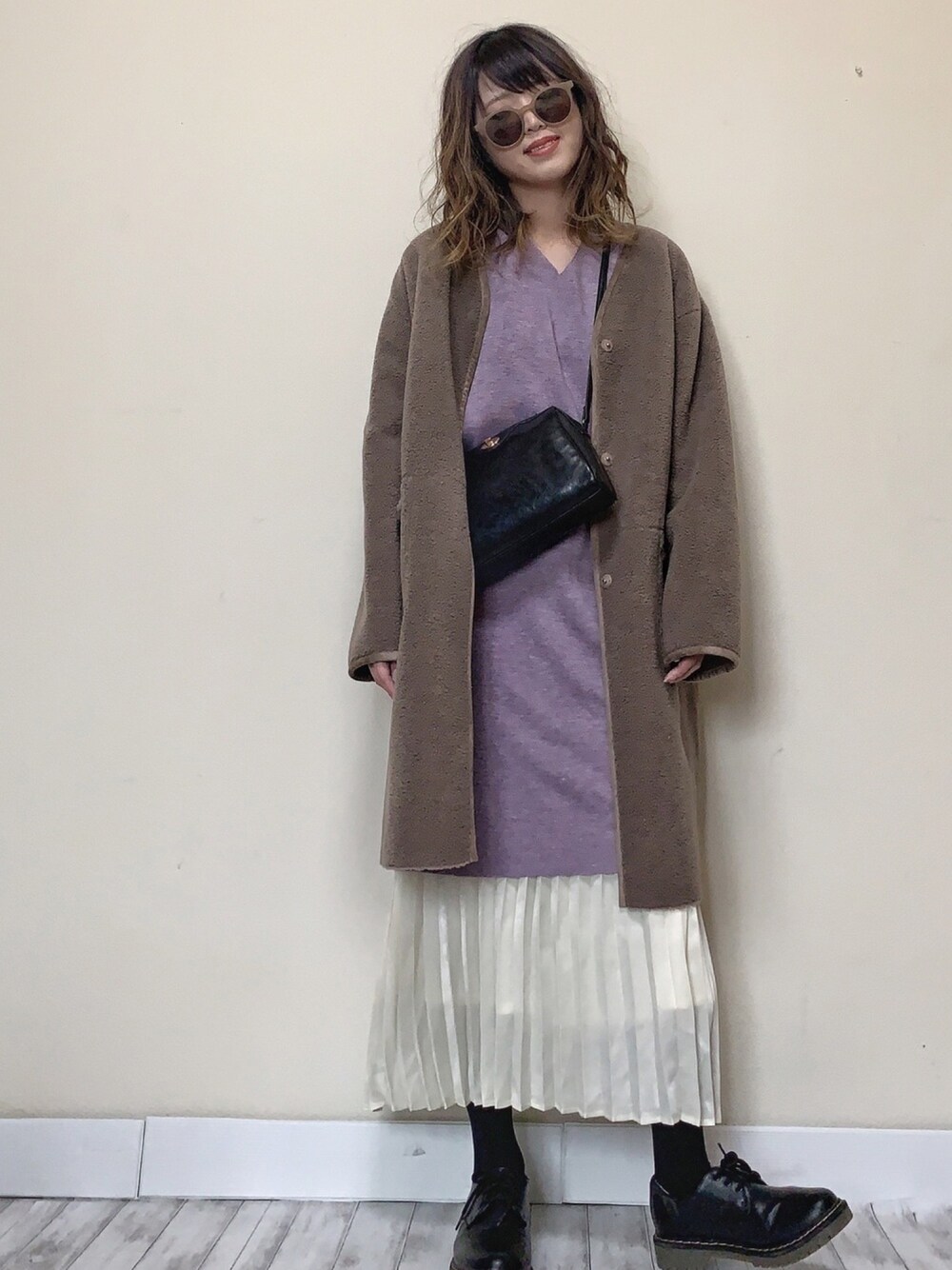 「年末WEAR感謝祭、SonnyLabel、サニーレーベル、FREDY&GLOSTER、fredy emue、LIPSTAR、レイヤードスタイル、ワンピース、プリーツスカート、ノーカラーコート」｜「fredy emueの【WEB限定カラーあり】三角袖Vネックニットワンピース（ワンピース、パープル系）」を使った、Miiさん（レディース・159cm）の冬コーディネートの1枚目の写真