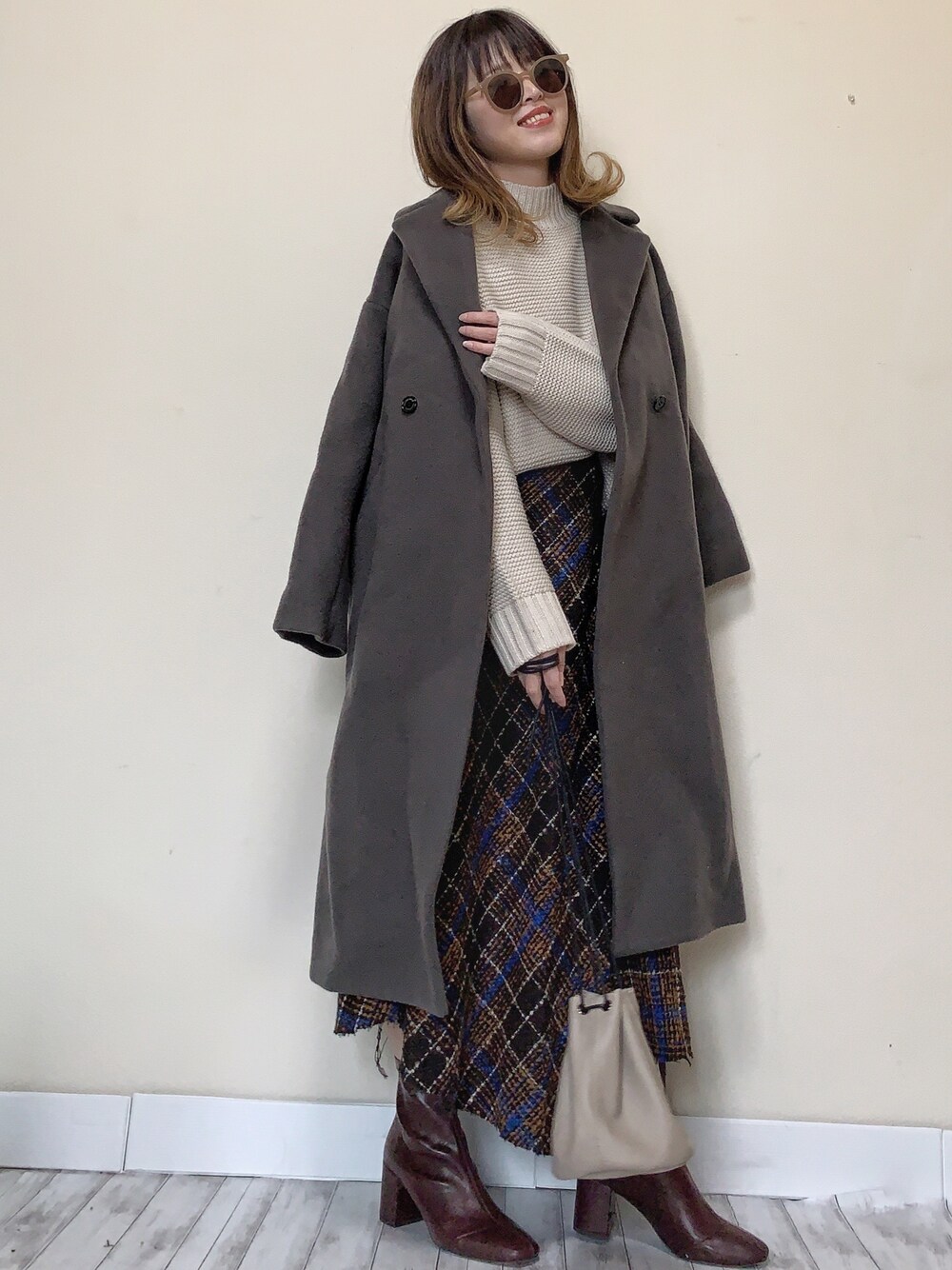 「Traditional Weatherwear、トラディショナルウェザーウエア、MAYSON GREY、socolla、チェスターコート、ウールコート、ニット、チェックスカート、ショートブーツ、巾着バッグ」｜「Traditional WeatherwearのHAVANT（ステンカラーコート、グリーン系）」を使った、Miiさん（レディース・159cm）の冬コーディネートの1枚目の写真