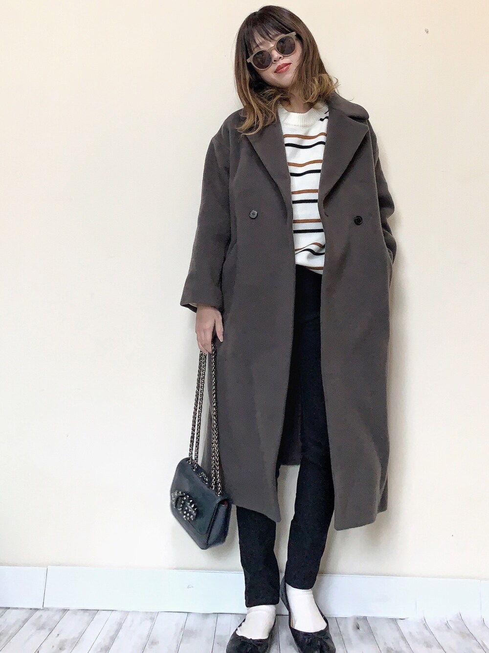 「Traditional Weatherwear、トラディショナルウェザーウエア、チェスターコート、ウールコート、ボーダーニット、チェーンバッグ、足袋バレエ、白ソックス、ロングコート、パンツスタイル」｜「Traditional WeatherwearのHAVANT（ステンカラーコート、グリーン系）」を使った、Miiさん（レディース・159cm）の冬コーディネートの1枚目の写真