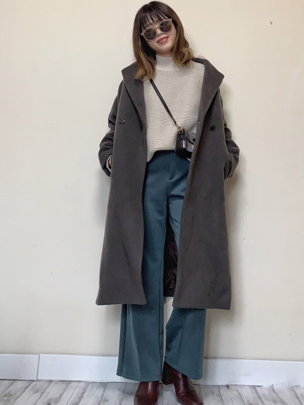 「Traditional Weatherwear、トラディショナルウェザーウエア、カラーパンツ、くすみブルー、パンツスタイル、チェスターコート、ウールコート、ショートブーツ、ミニバッグ、ハイネックニット」｜「Traditional WeatherwearのHAVANT（ステンカラーコート、グリーン系）」を使った、Miiさん（レディース・159cm）の冬コーディネートの1枚目の写真