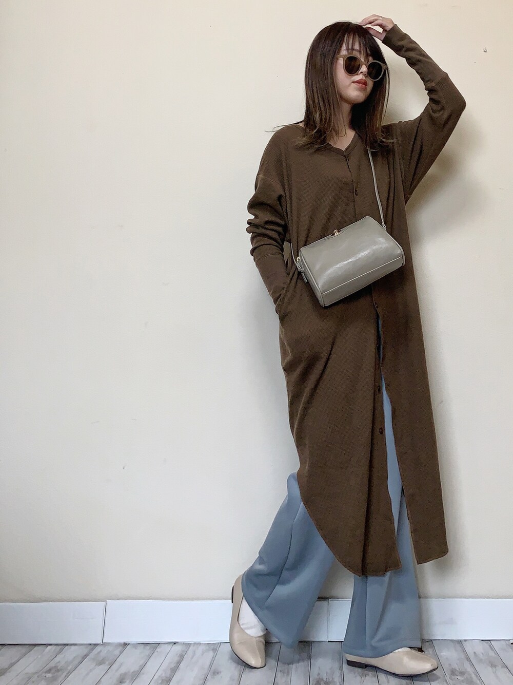 「春コーデ、GU、カットソースラックス、カラーパンツ、くすみブルー、ロングワンピース、SENSEOFPLACE、センスオブプレイス、ブラウンコーデ、ワイドパンツ」｜「made in standard のmade in standard/メイドインスタンダード 2WAY ワッフルボタンロングワンピース（ワンピース、ブラウン系）」を使った、Miiさん（レディース・159cm）の冬コーディネートの1枚目の写真