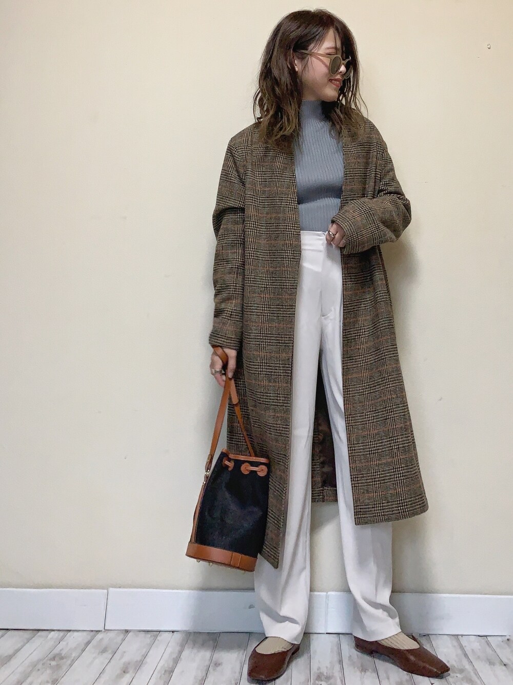 「くすみブルー、ハイネックニット、リブニット、UNIQLO、テーパードパンツ、ノーカラーコート、チェックコート、スクエアトゥ、ホワイトパンツ、白パンツ」｜「Willful by lipstarの【雑誌掲載アイテム】【Willful by lipstar】チェック＆無地ノーカラーコート（ノーカラーコート、ベージュ系）」を使った、Miiさん（レディース・159cm）の冬コーディネートの1枚目の写真