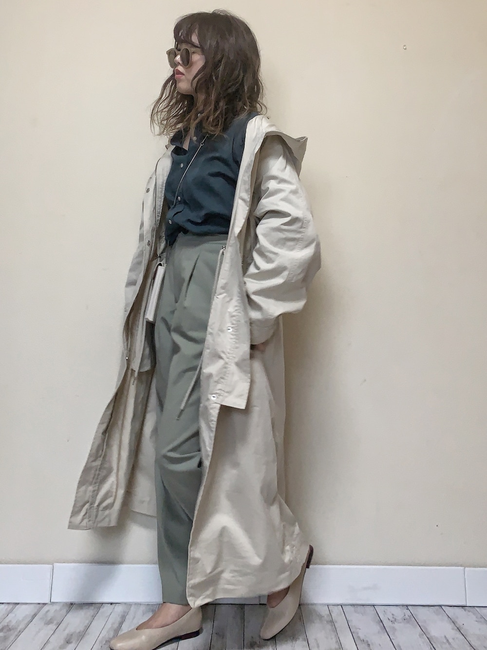 「春コーデ、UNIQLO、UNIQLO U、ボタンダウンシャツ、タックコクーンシルエットパンツ、カラーシャツ、シアーシャツ、シアートップス、ミントグリーン、カラーパンツ」｜「KBFのステッチフーディーコート（その他アウター、ベージュ系）」を使った、Miiさん（レディース・159cm）の冬コーディネートの1枚目の写真