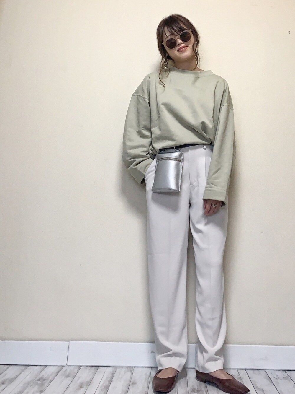 「春、大人カジュアル、パンツスタイル、淡色コーデ、ユニクロ、UNIQLO U、ミントグリーン、白パンツ、メタリックバッグ、スウェット」｜「UNIQLOのスウェットボクシークルーネックシャツ（長袖）（パーカー、グリーン系）」を使った、Miiさん（レディース・159cm）の春コーディネートの1枚目の写真