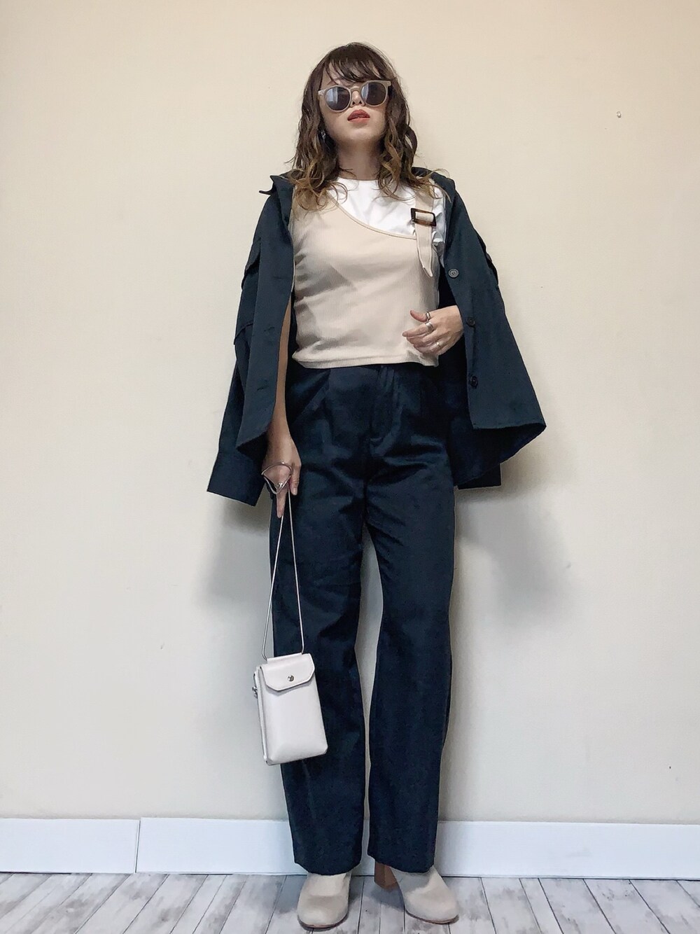 「シンプルコーデ、大人カジュアル、セットアップ、Honeys、プチプラ、ビスチェ、白ブーツ、ブラックコーデ、モノトーン、ジャケット」｜「Honeysのビスチェアンサンブル（アンサンブル、ベージュ系）」を使った、Miiさん（レディース・159cm）の春コーディネートの1枚目の写真