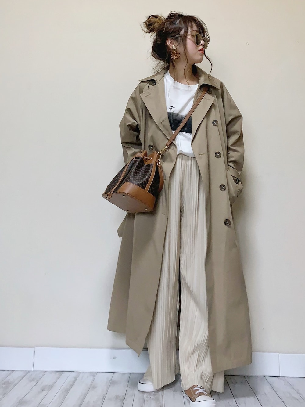 ベージュ系のトレンチコート、ホワイト系のTシャツ/カットソー、ホワイト系のその他パンツを着用したレディースの春コーディネートの1枚目の写真