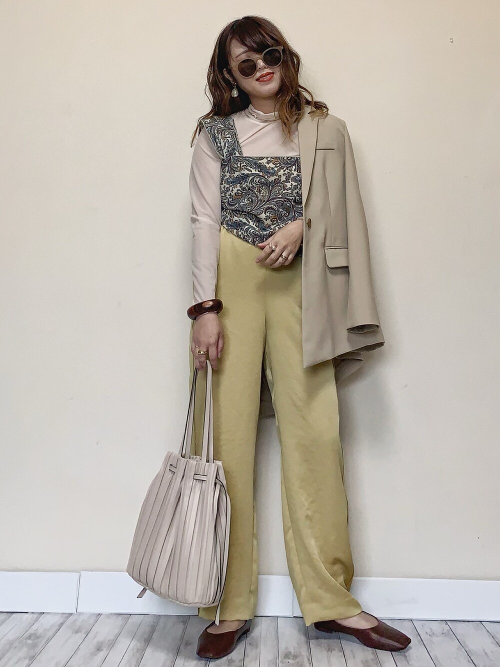 「おうちファッション、春コーデ、ZARA、シースルー、サテンパンツ、イエロー、カラーパンツ、スカーフ、スカーフアレンジ、きれいめカジュアル」｜「UNITED TOKYOのバックサテンアシメジャケット（テーラードジャケット、ベージュ系）」を使った、Miiさん（レディース・159cm）の春コーディネートの1枚目の写真