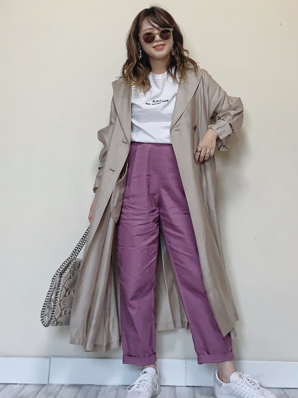 「休日スタイル、ロゴT、ladymade、シアーシャツ、シアートレンチ、トレンチコート、カラーパンツ、リネンパンツ、GU、A.P.C.」｜「LADYMADEのバックギャザーシアートレンチ（トレンチコート、ベージュ系）」を使った、Miiさん（レディース・159cm）の春コーディネートの1枚目の写真