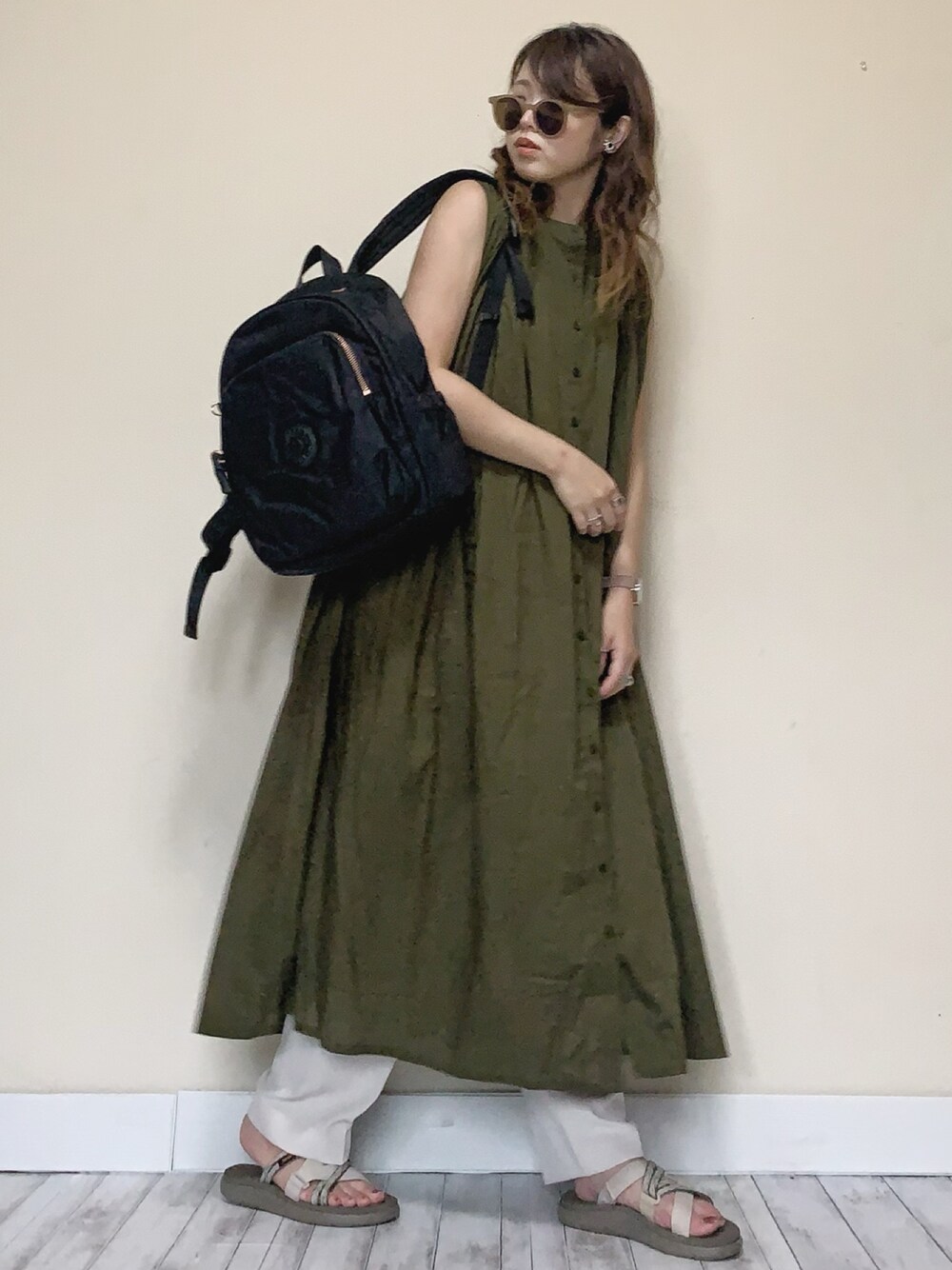 「kipling、ノースリーブワンピース、シャツワンピース、カーキ、レイヤードスタイル、teva、春夏コーデ、ゆるコーデ、ノースリーブ、スポーツサンダル」｜「TRIANGLE PALETTEのindia ふんわり軽いインド綿を使用したノースリギャザーワンピース（シャツワンピース、グリーン系）」を使った、Miiさん（レディース・159cm）の春コーディネートの1枚目の写真