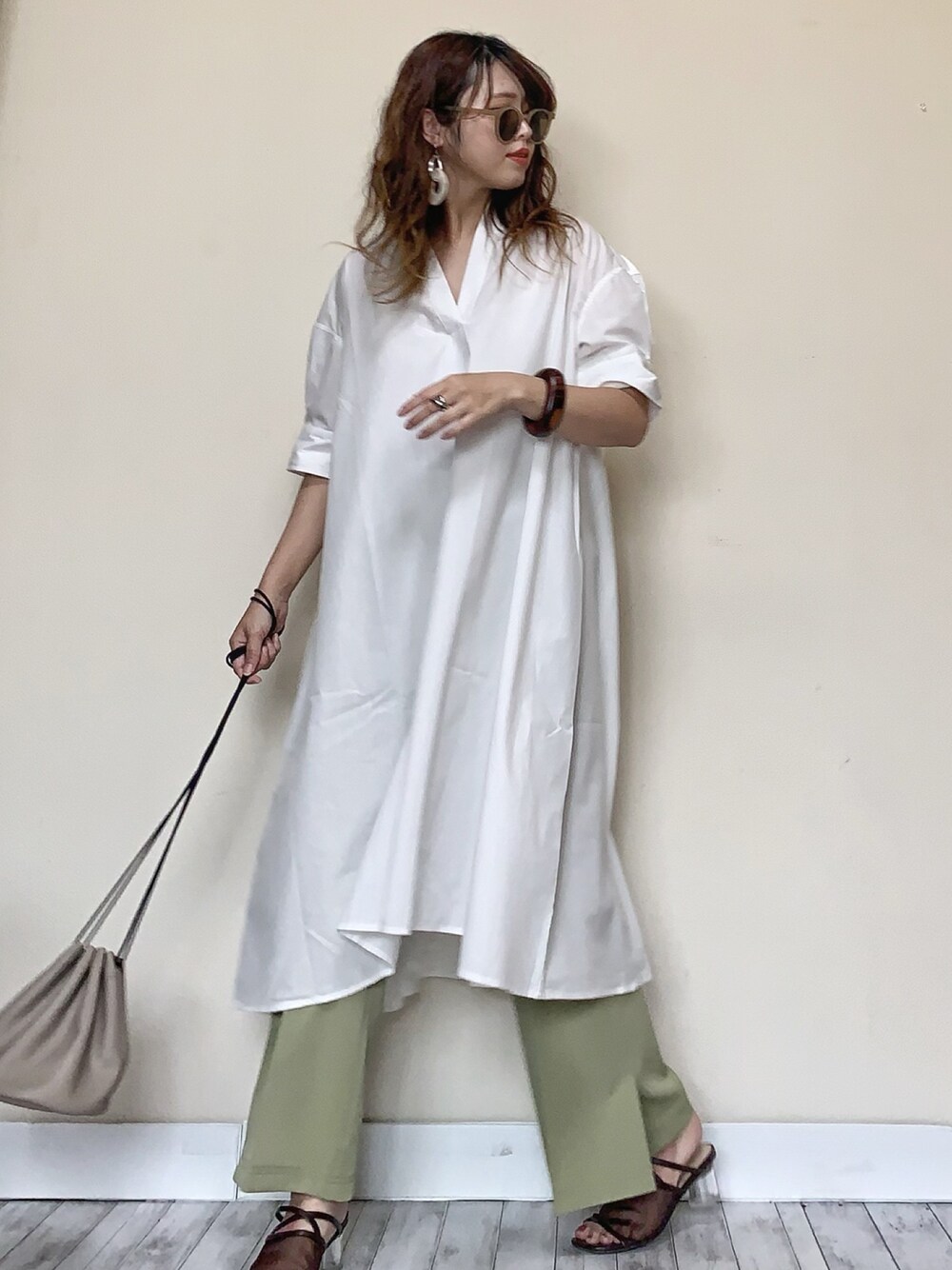 「大人コーデ、巾着バッグ、カラーパンツ、シャツワンピース、白シャツ、ピスタチオ、ゆるコーデ、ホワイト、レイヤードスタイル、プチプラ」｜「GeeRAのボリュームフレアーシャツワンピース（シャツワンピース、ホワイト系）」を使った、Miiさん（レディース・159cm）の春コーディネートの1枚目の写真