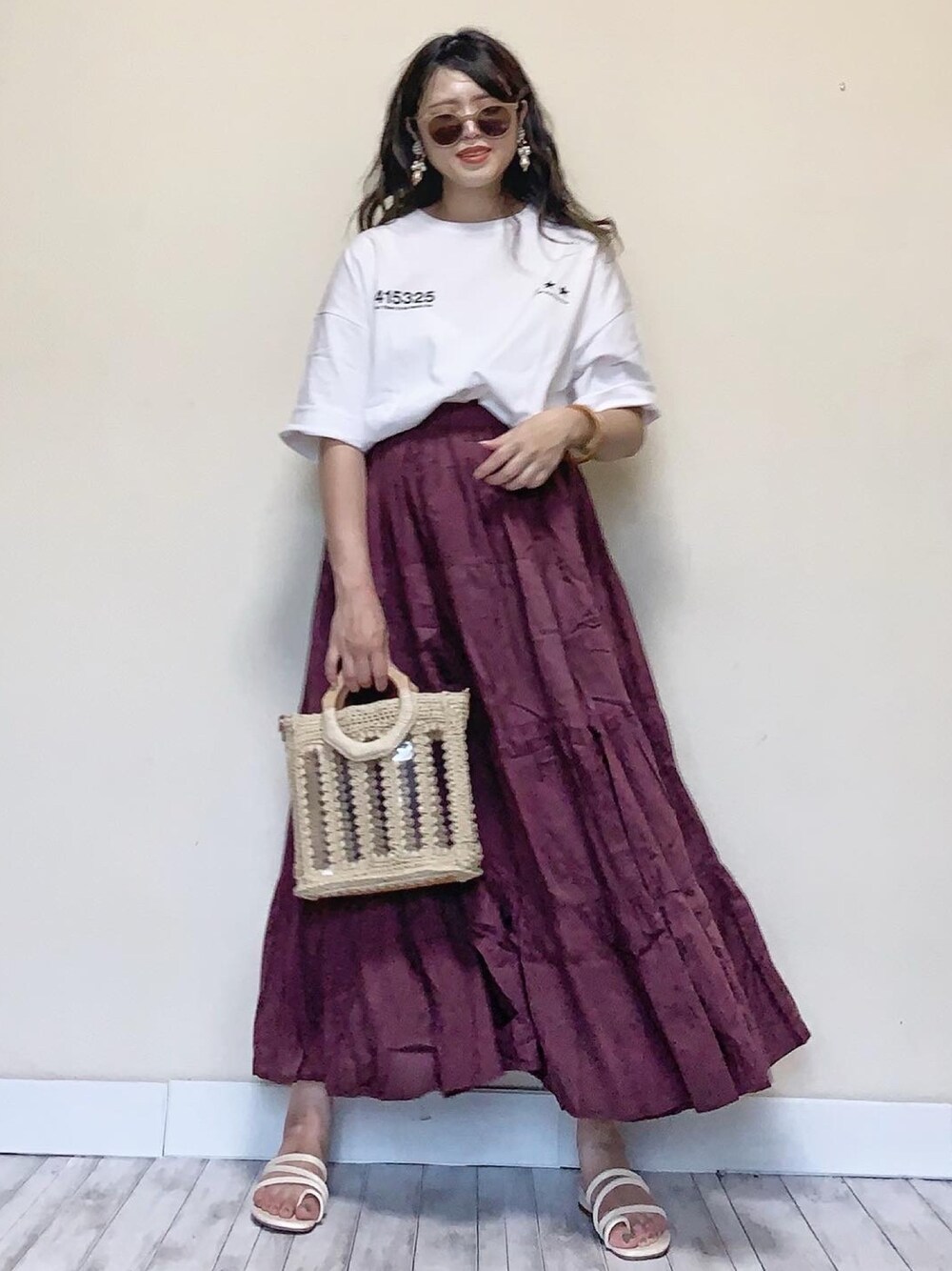 「着回しコーデ、プチプラ、サングラス、カラースカート、ティアードスカート、ティアード、ロゴT、チャリティーTシャツ、クリアバッグ、オトナ女子」｜「Starting Overの5415325 × StartingOver チャリティTシャツ directed by WEARISTA Deco/バックプリントTシャツ/ビッグシルエット半袖Tシャツ（Tシャツ/カットソー、ホワイト系）」を使った、Miiさん（レディース・159cm）の夏コーディネートの1枚目の写真