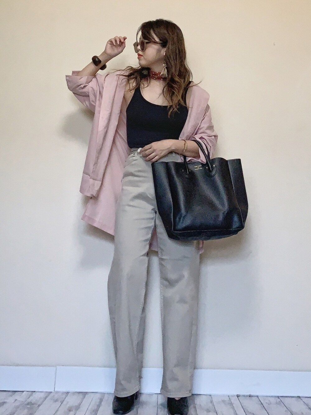 「秋のコーデ、秋服準備はじめました、シアーシャツ、デニムパンツ、きれいめカジュアル、YANUK、ハイウエスト、ピンク、スカーフ、デニム」｜「and Rのシアーロングシャツ（シャツ/ブラウス、ピンク系）」を使った、Miiさん（レディース・159cm）の夏コーディネートの1枚目の写真