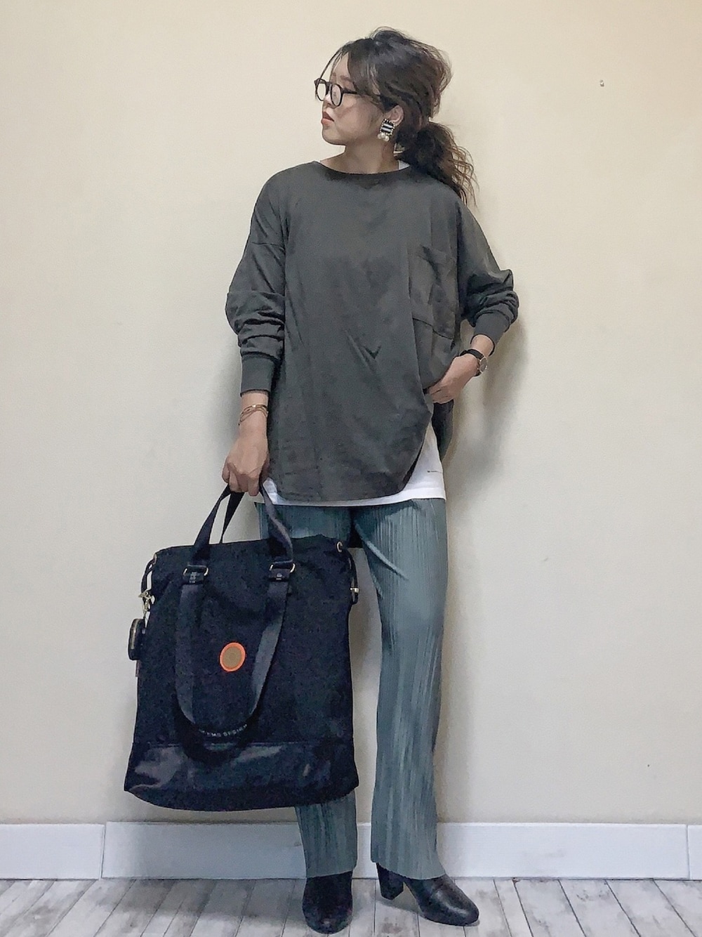 「秋コーデ、ラフコーデ、プリーツパンツ、くすみカラー、ロンT、socolla、kipling、LIPSTAR、ショートブーツ、トートバッグ」｜「LIPSTARのルーズポケット付きカットソー（Tシャツ/カットソー、ブラック系）」を使った、Miiさん（レディース・159cm）の秋コーディネートの1枚目の写真