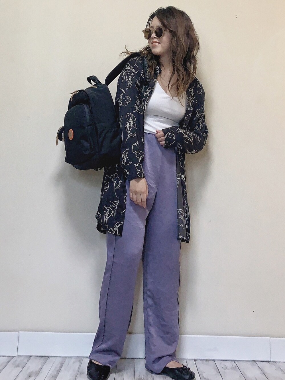 「柄シャツ、サテンパンツ、カラーパンツ、パープル、バックパック、秋コーデ、カジュアルコーデ、オーバーサイズ、kipling、LIPSTAR」｜「LIPSTARの線画花柄ブラウス（シャツ/ブラウス、ブラック系）」を使った、Miiさん（レディース・159cm）の秋コーディネートの1枚目の写真