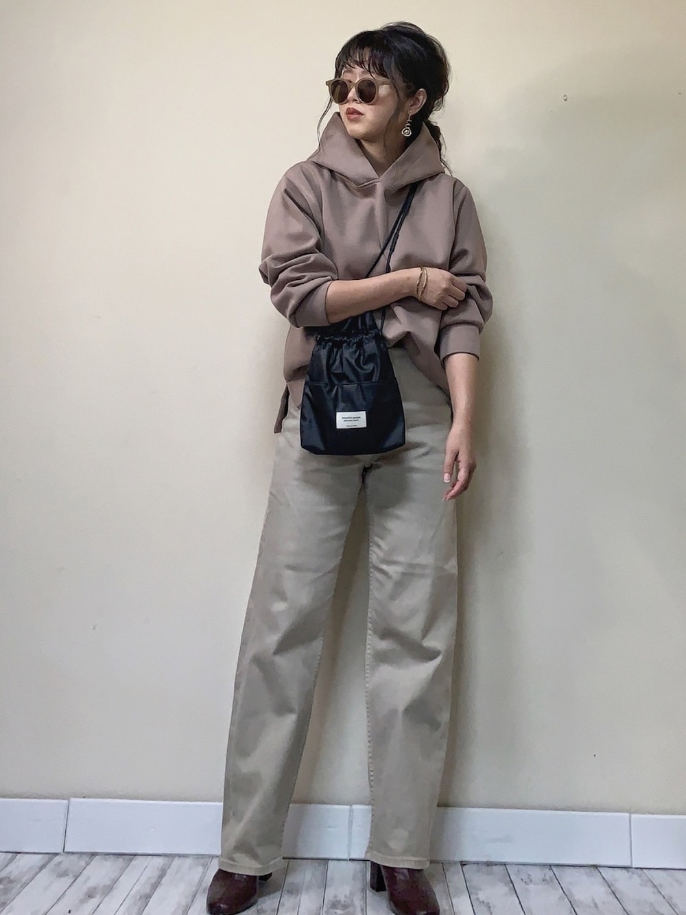 「秋のコーデ、デニムパンツ、パーカー、巾着バッグ、beautiful people、AmbreNeige、ショートブーツ、秋コーデ、休日スタイル、秋服準備はじめました」｜「Ambre Neigeの【パウダーのようなさらさら感。マシュマロのようなもちもち感。】【洗える】パウダリーパーカー／ダンボールパーカー／WEB/EC限定商品（パーカー、ブラウン系）」を使った、Miiさん（レディース・159cm）の秋コーディネートの1枚目の写真